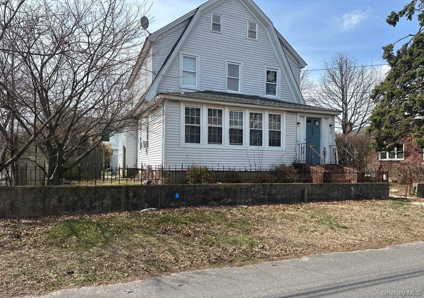 129 N 7th ST, Lindenhurst, NY 11757