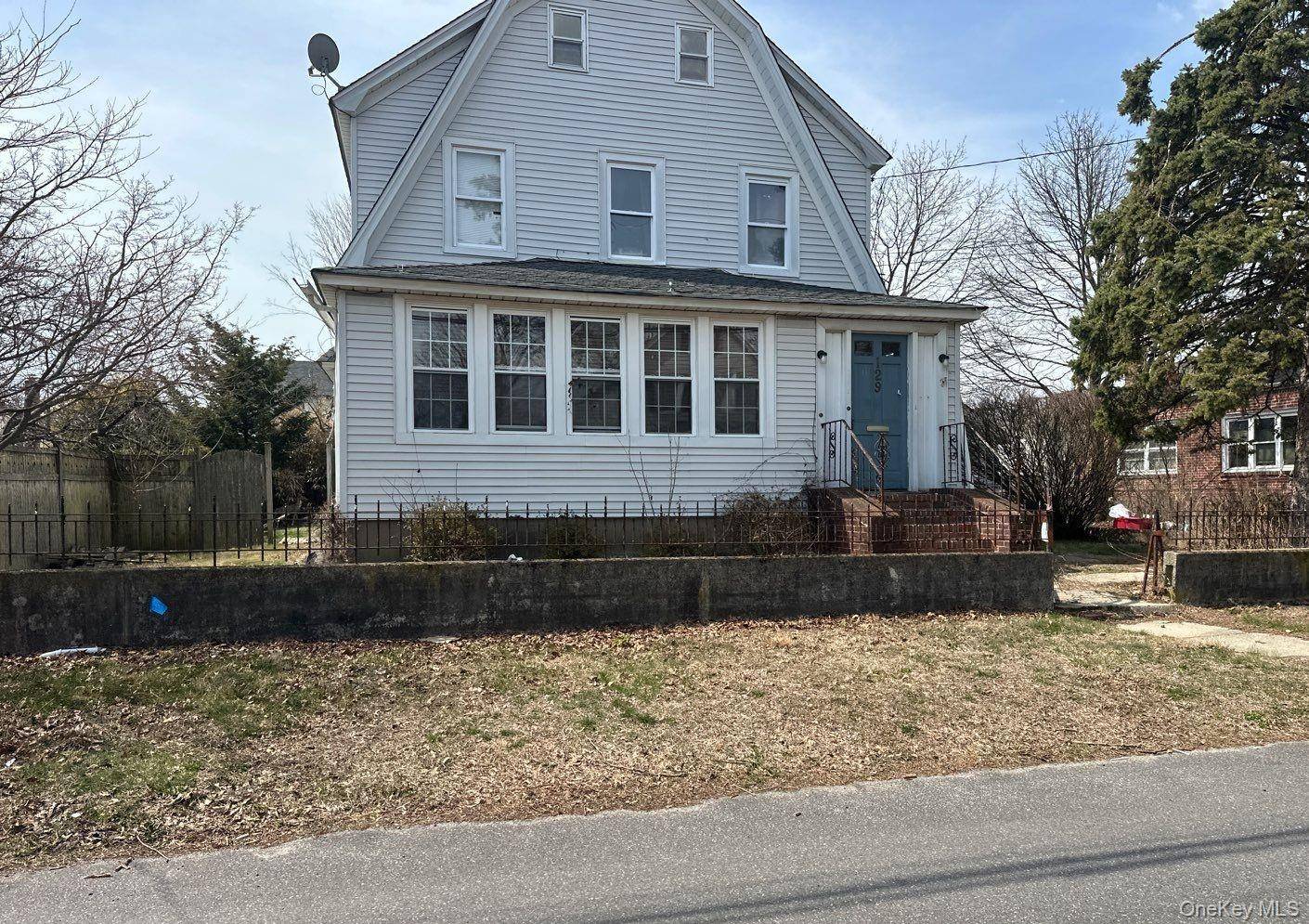 129 N 7th ST, Lindenhurst, NY 11757