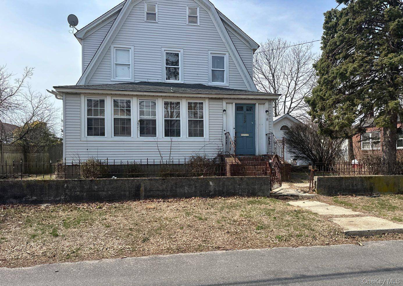 129 N 7th ST, Lindenhurst, NY 11757