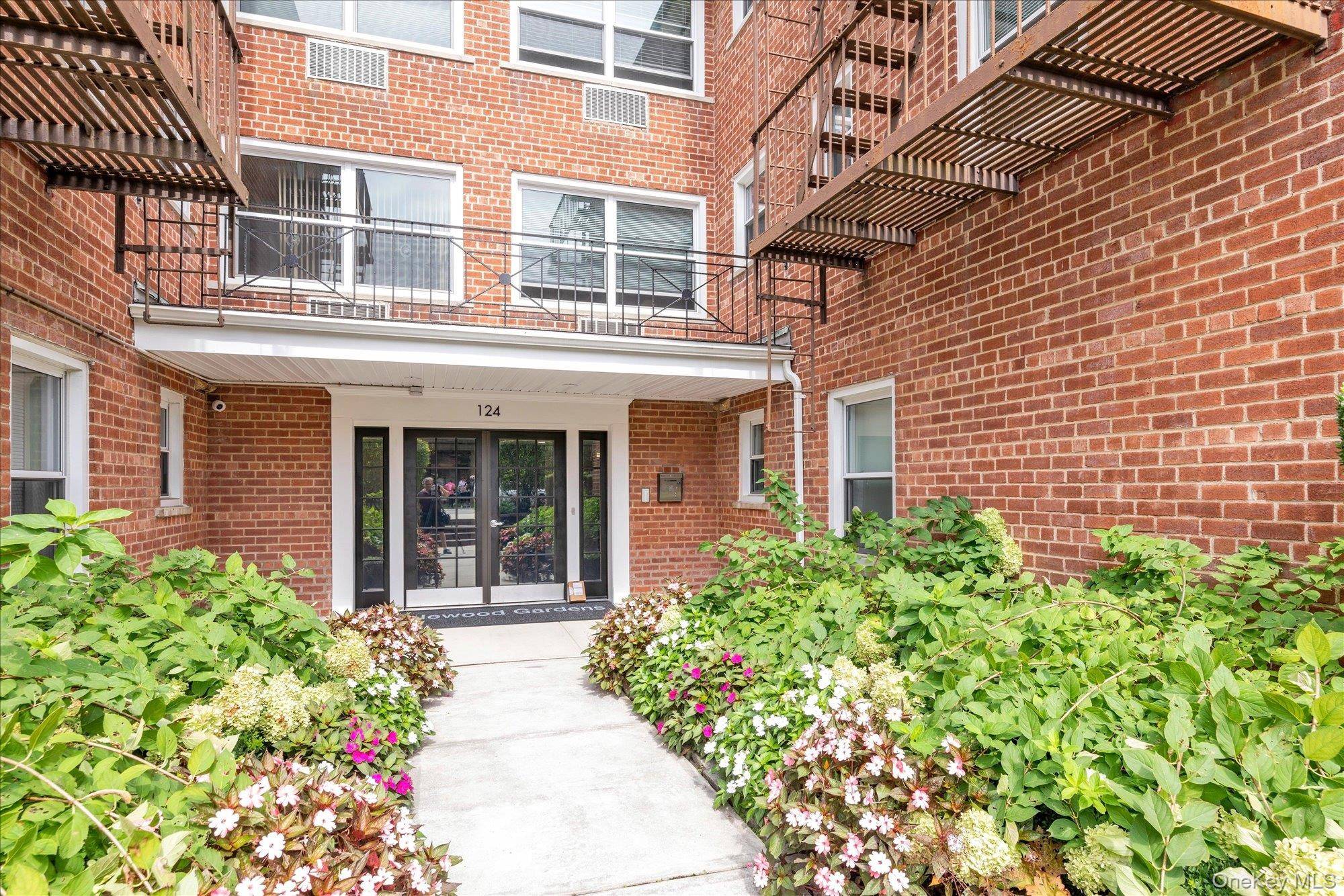 124 S Park AVE #1-P, Rockville Centre, NY 11570