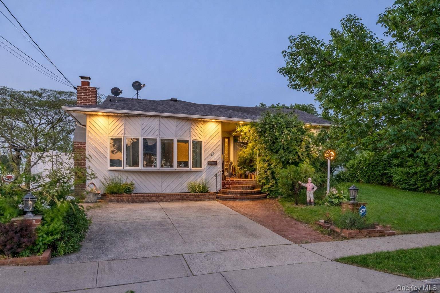 49 Ann DR, Freeport, NY 11520