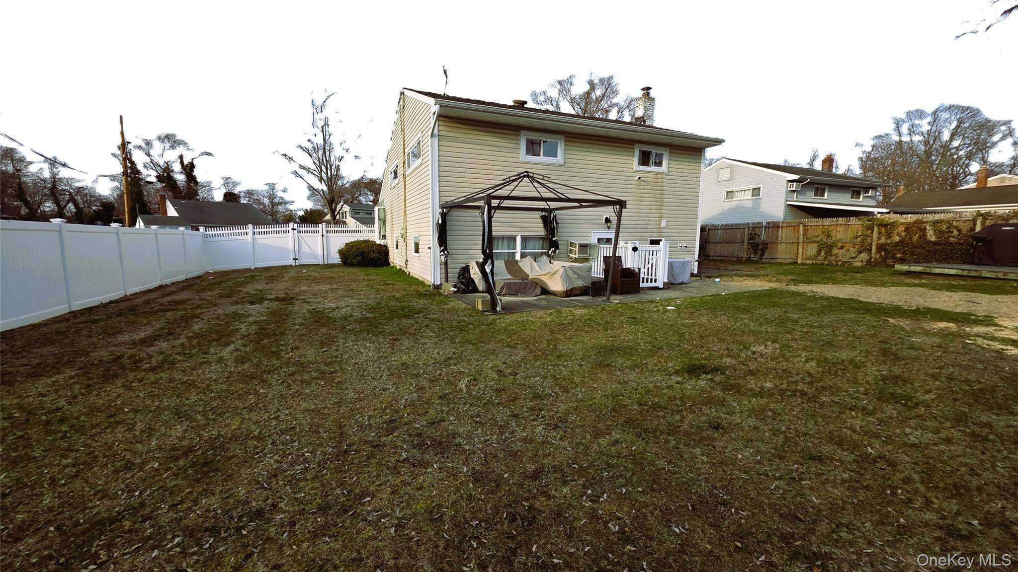 8 Lion LN, North Babylon, NY 11703
