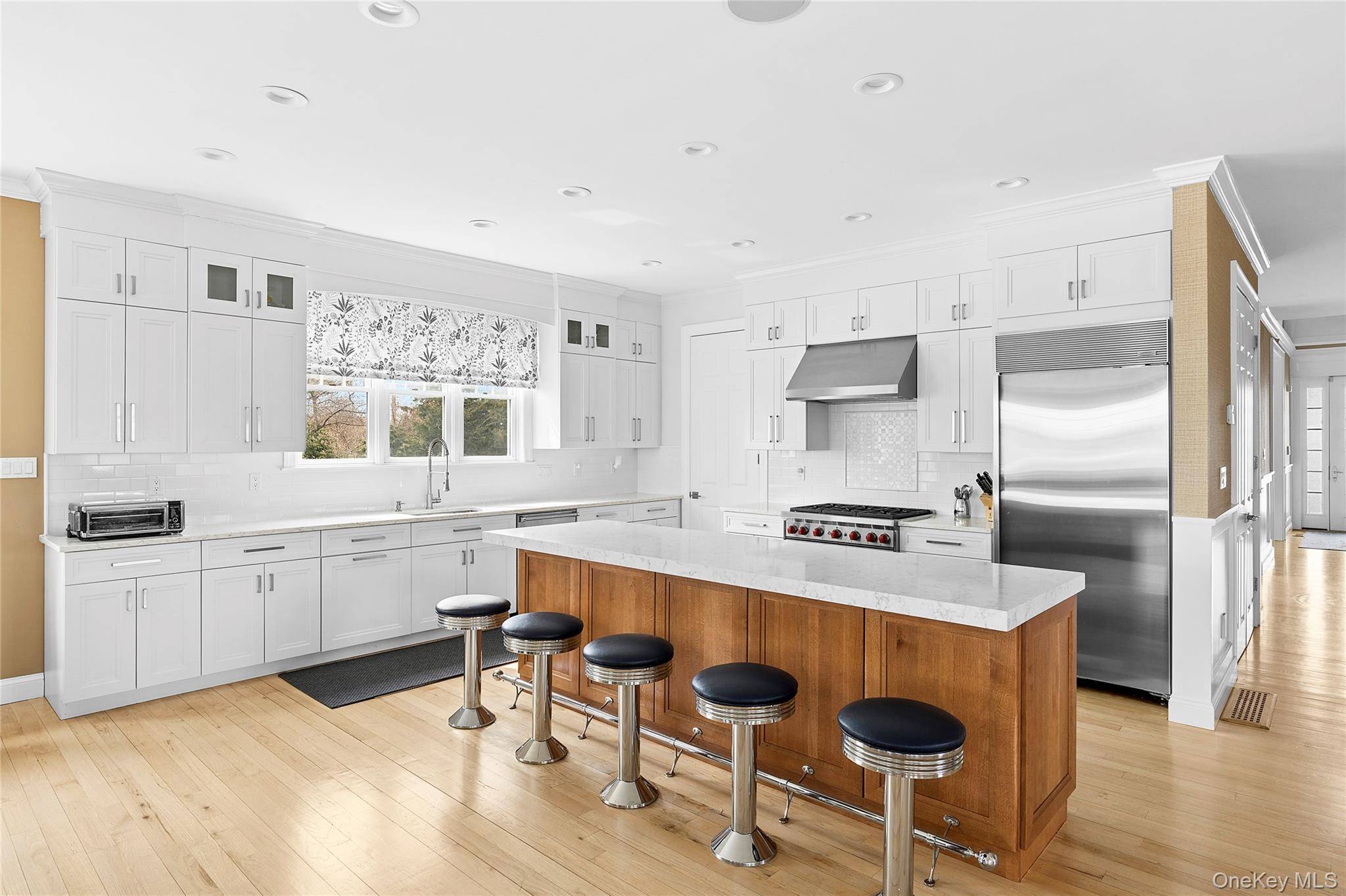 176 Beach LN, Westhampton Beach, NY 11978