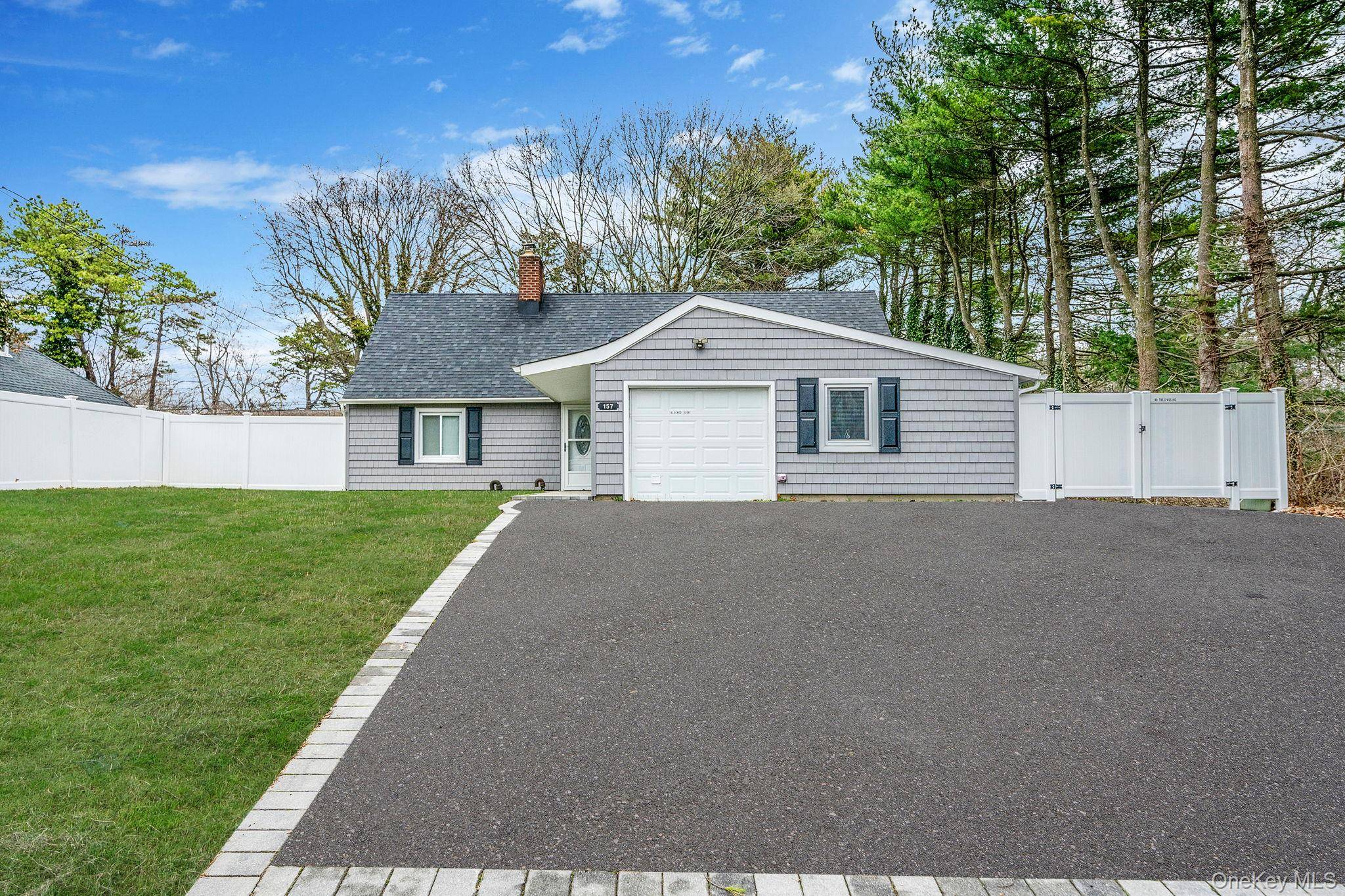 157 Serpentine LN, Islandia, NY 11749