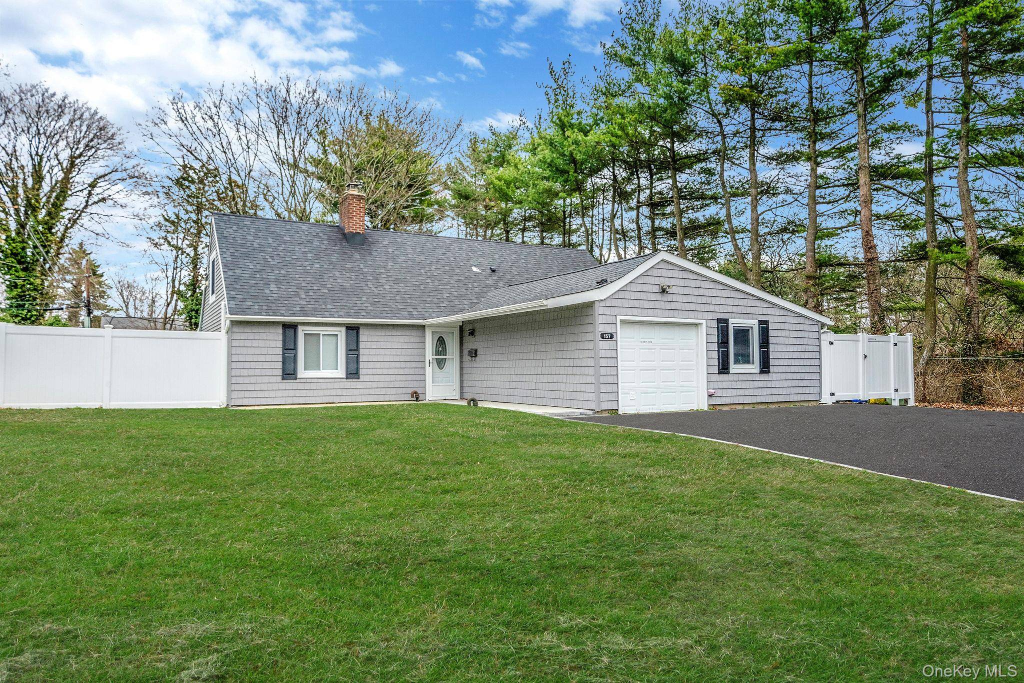157 Serpentine LN, Islandia, NY 11749