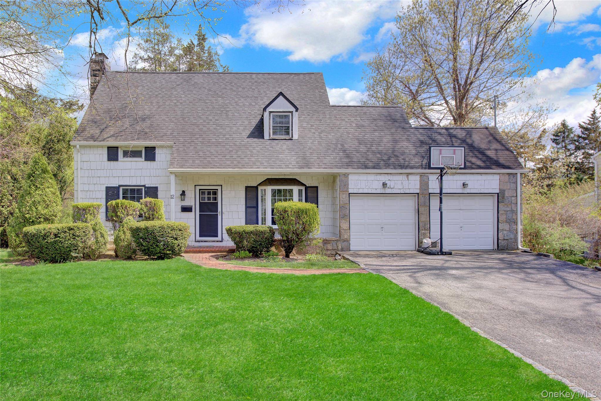 12 Barberry LN, East Hills, NY 11577