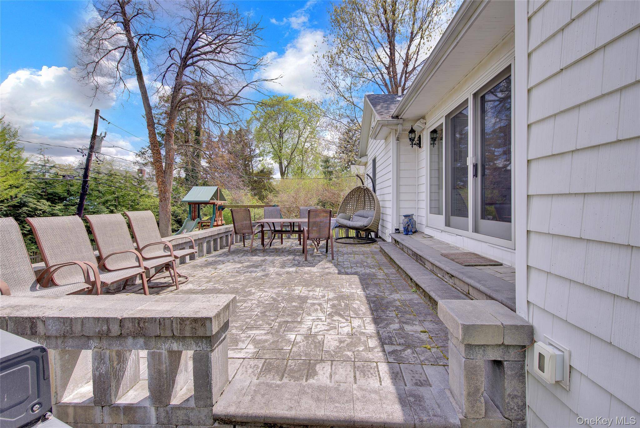 12 Barberry LN, East Hills, NY 11577