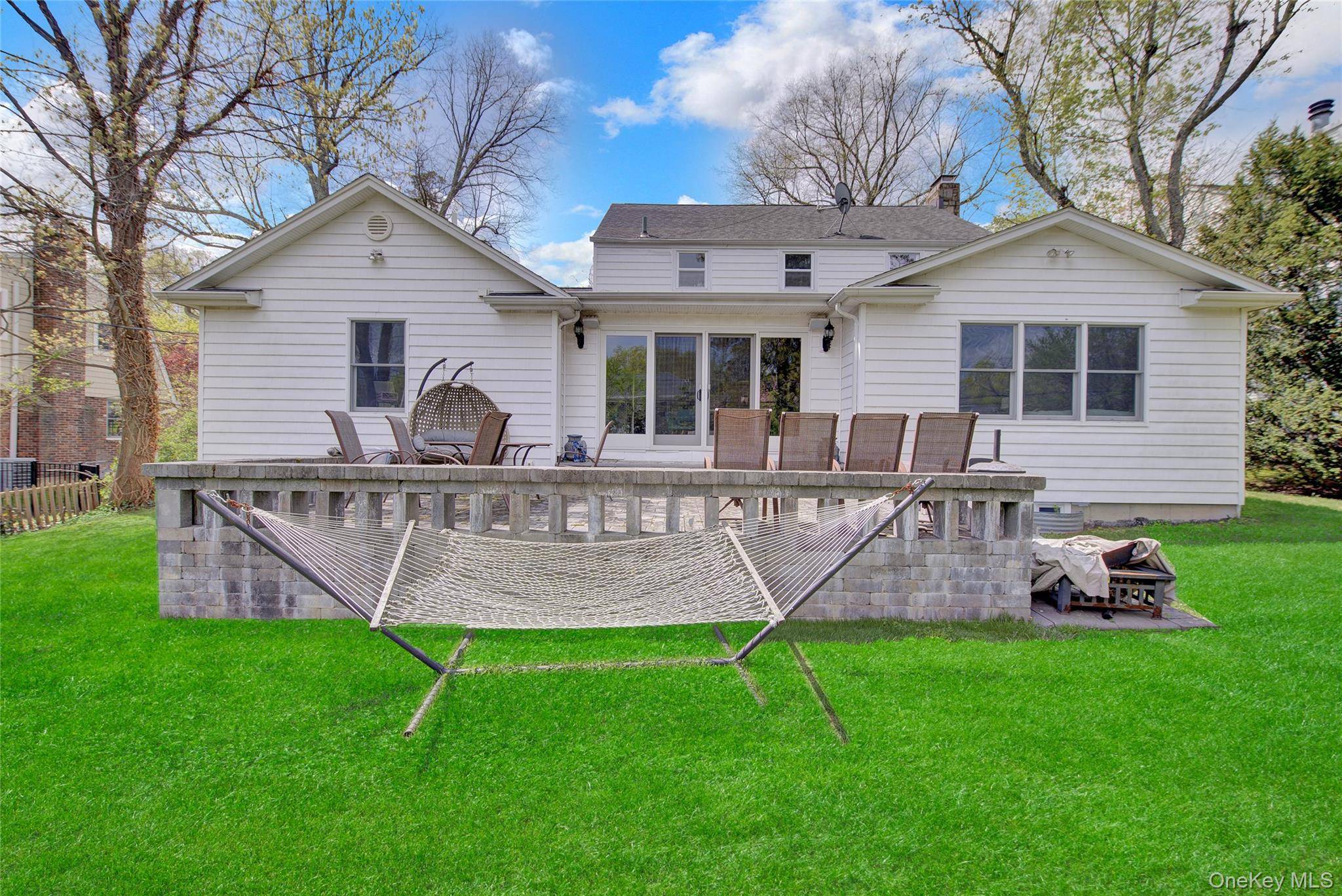 12 Barberry LN, East Hills, NY 11577
