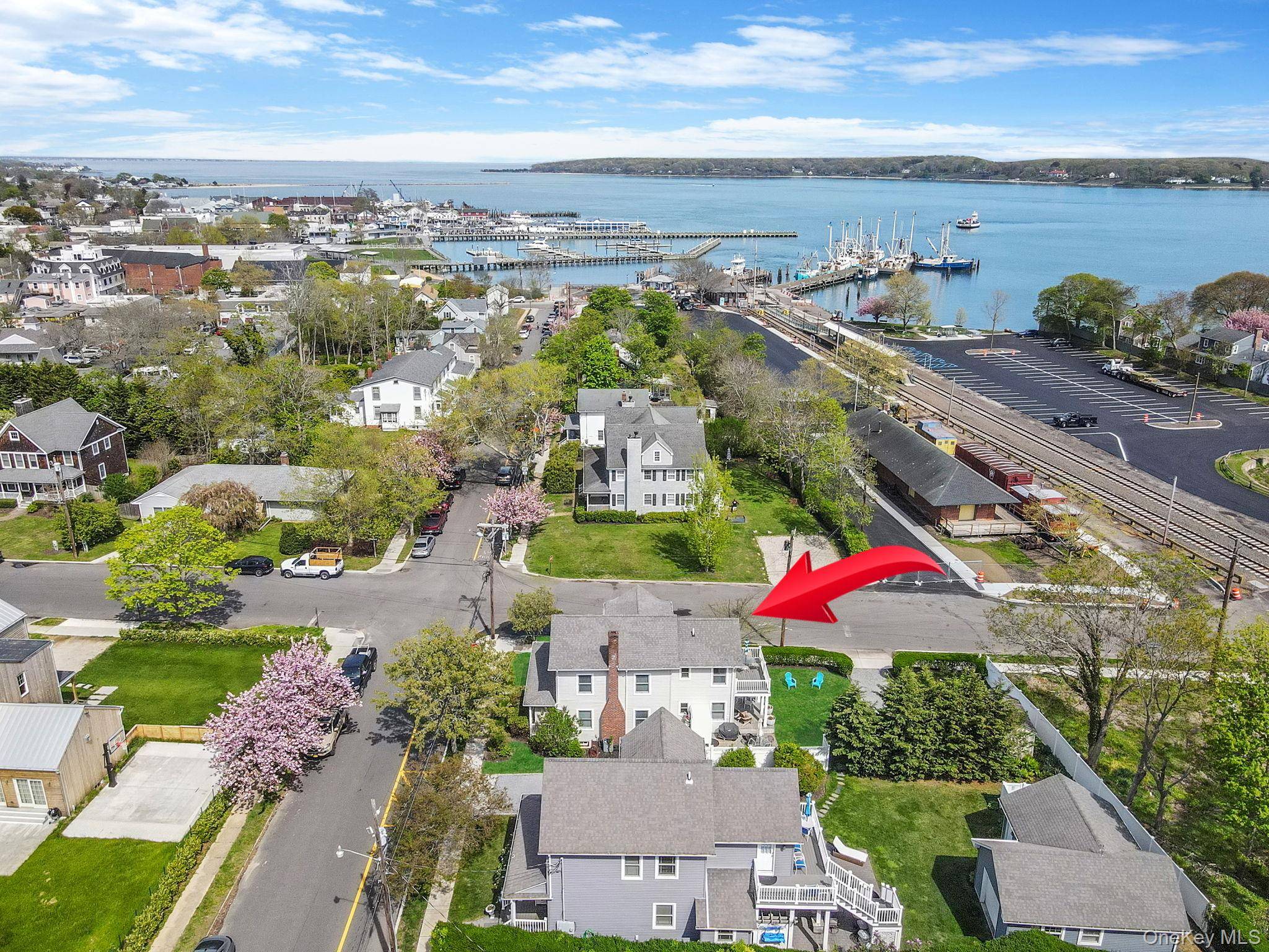 401 Wiggins ST, Greenport, NY 11944