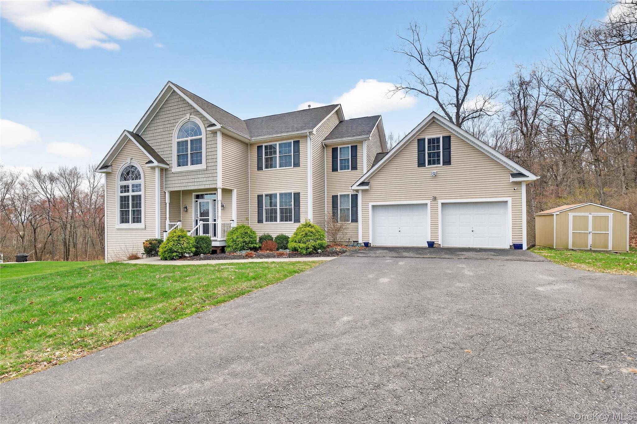30 Meadowood LN, Wappingers Falls, NY 12590