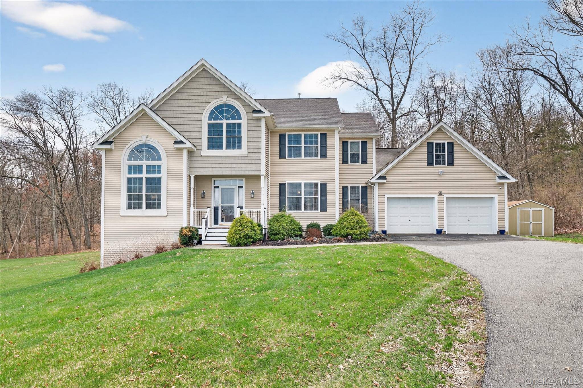 30 Meadowood LN, Wappingers Falls, NY 12590
