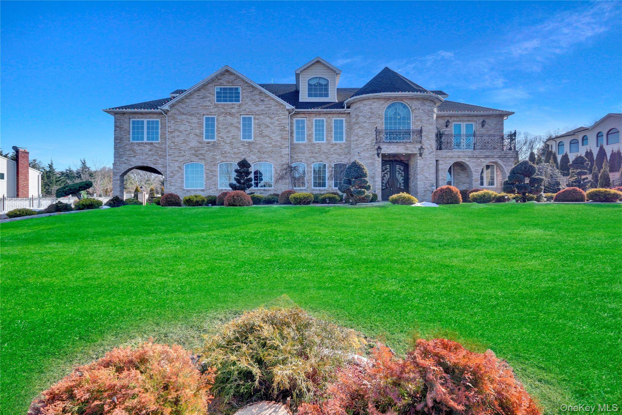 120 Majestic DR, Dix Hills, NY 11746