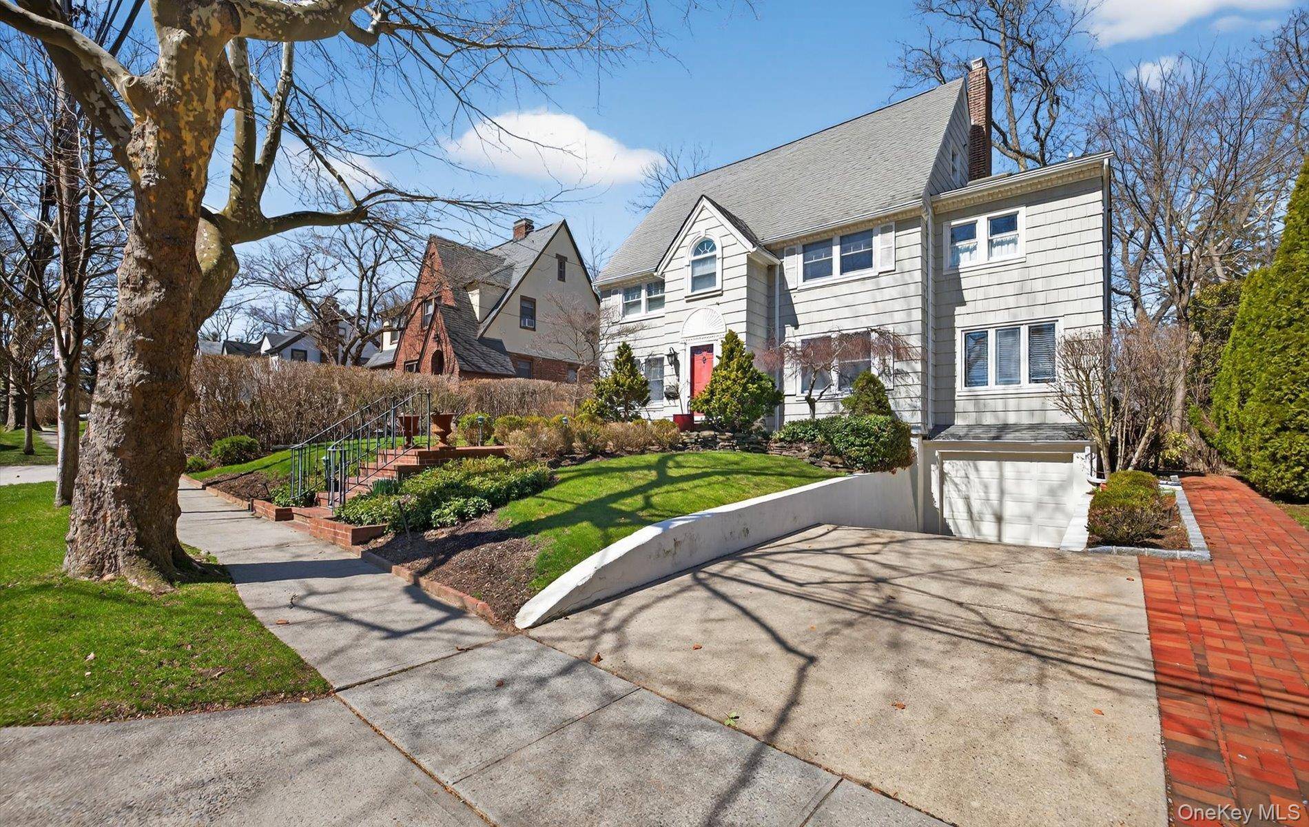 7 Grace CT, Great Neck, NY 11021