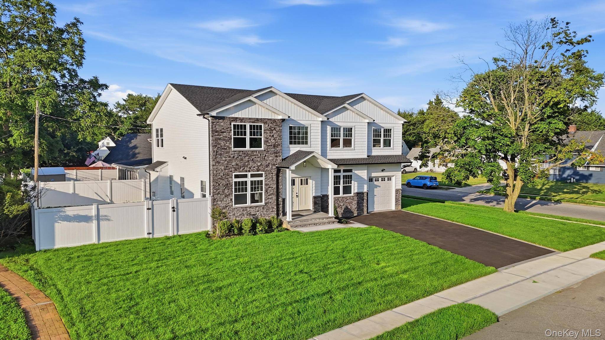 43 Barter LN, Hicksville, NY 11801
