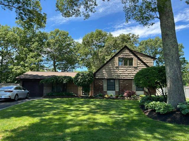 12 Westmoylan LN, Coram, NY 11727