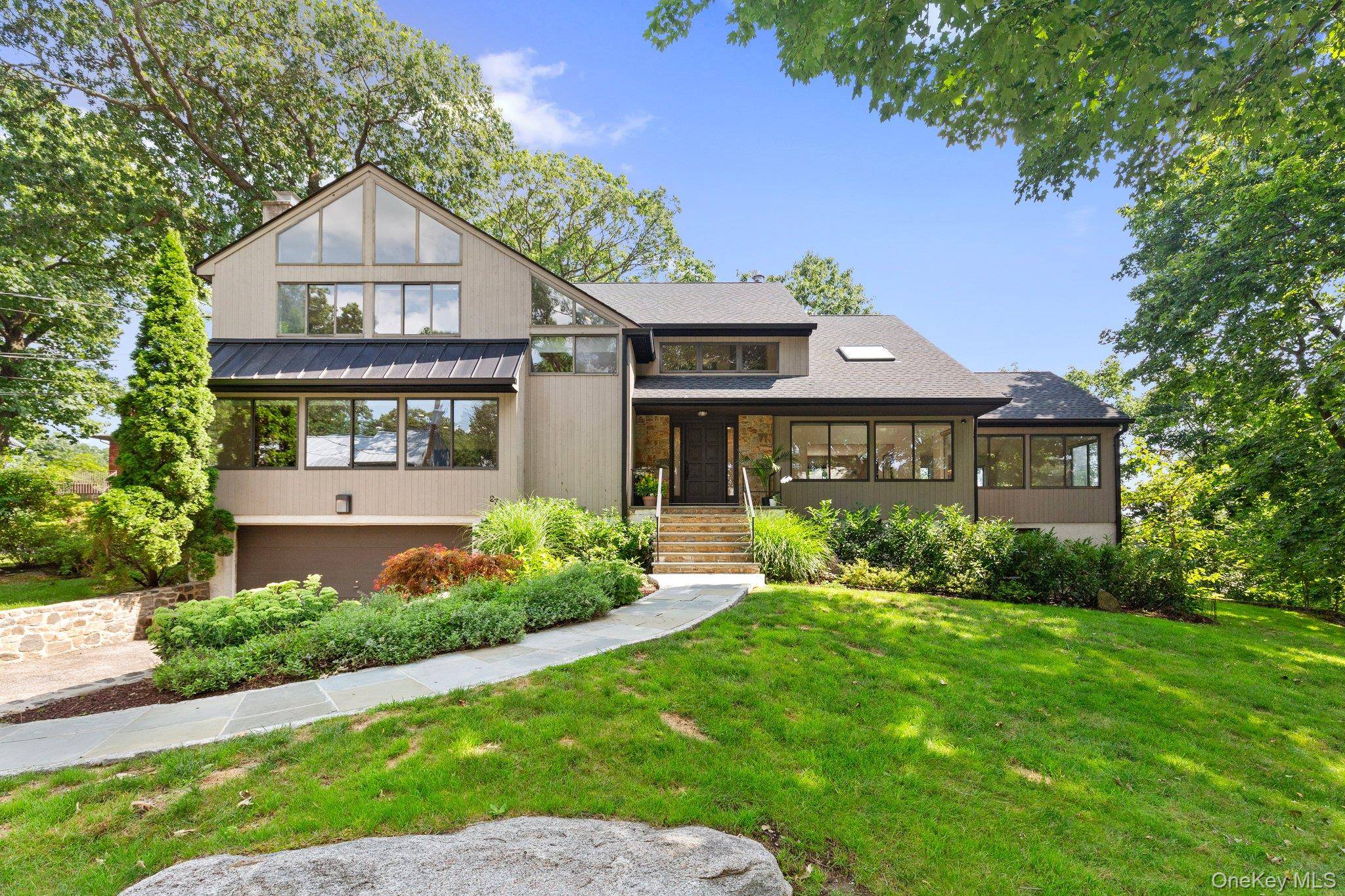 27 Stone Cabin RD, New Rochelle, NY 10801