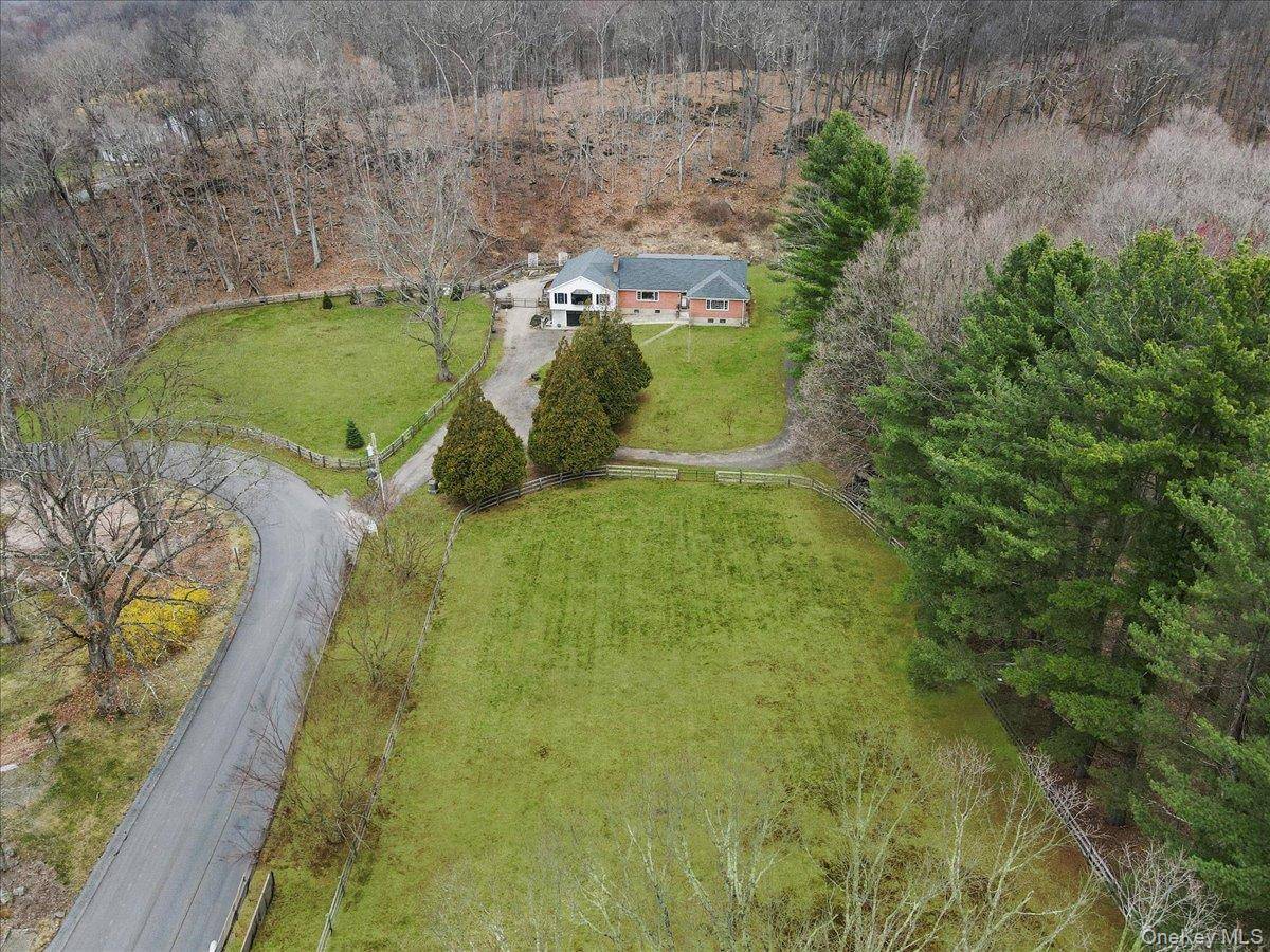 6 Annarock DR, Somers, NY 10589
