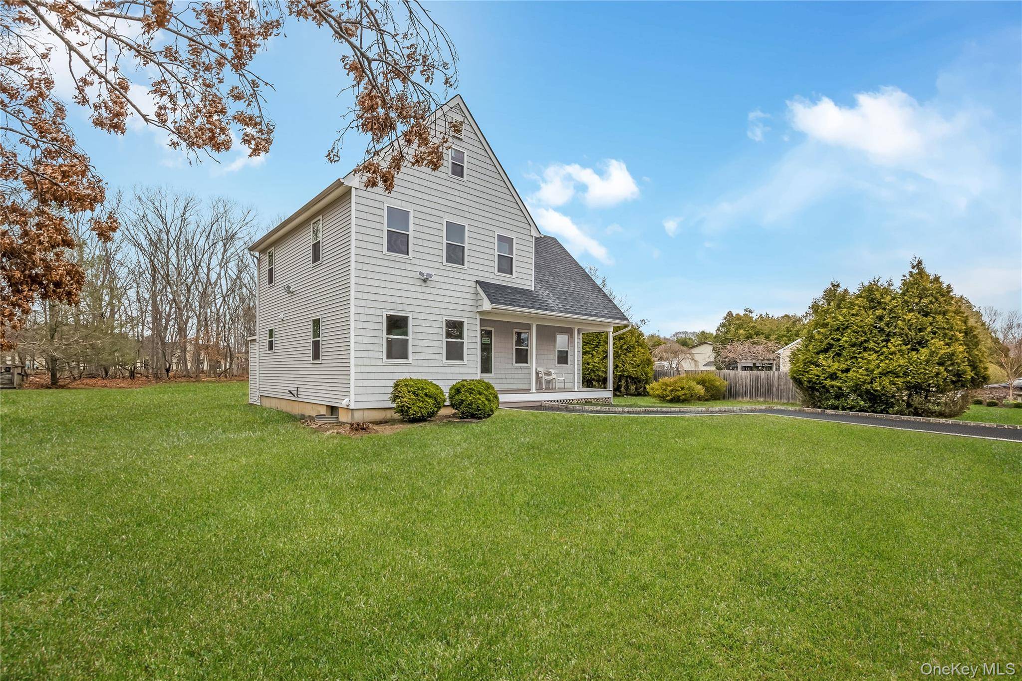 24 Buckskin LN, Riverhead, NY 11901