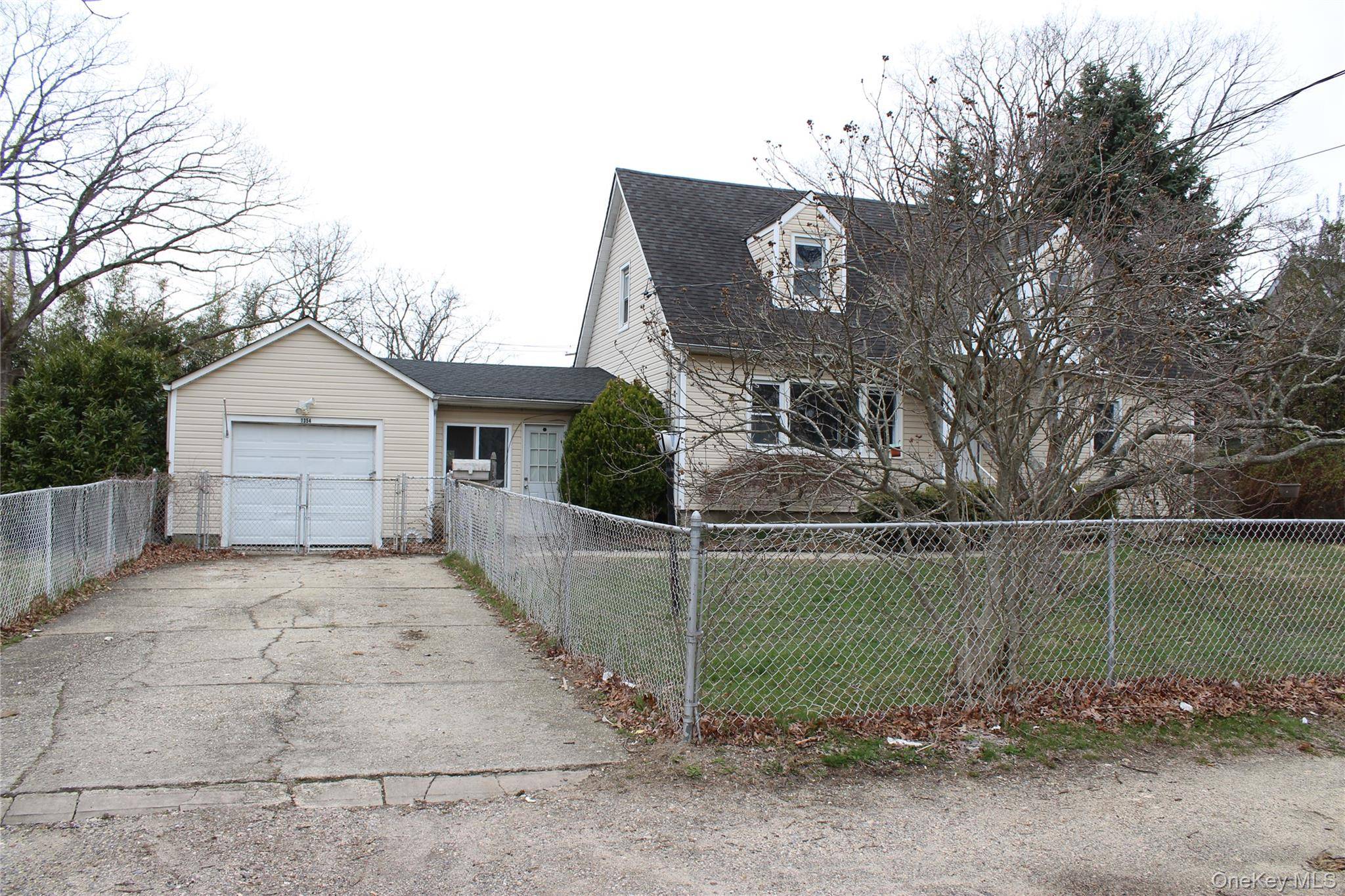 1354 Manor LN, Bay Shore, NY 11706