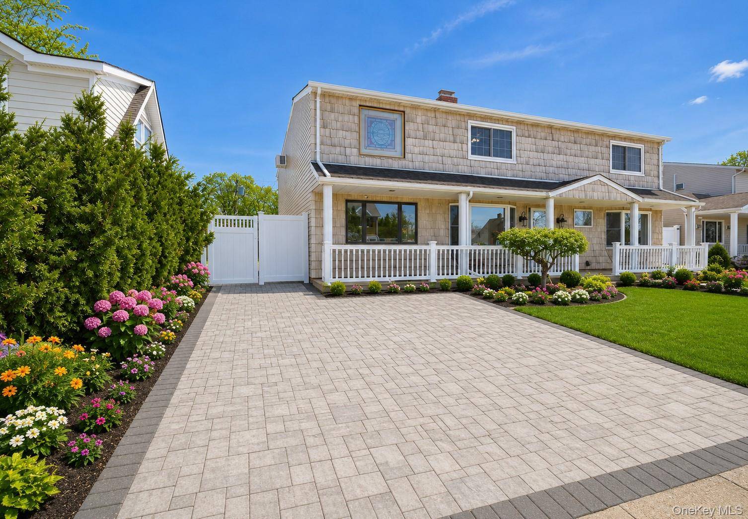 25 Cobalt LN, Westbury, NY 11590