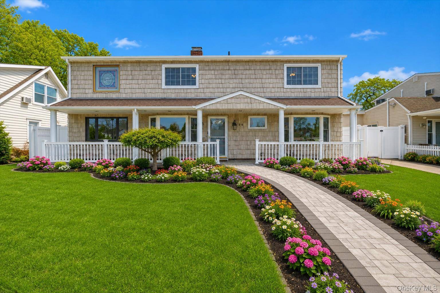 25 Cobalt LN, Westbury, NY 11590