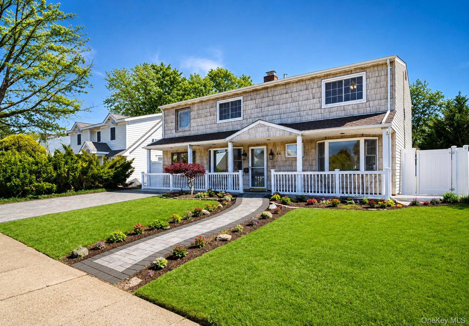 25 Cobalt LN, Westbury, NY 11590
