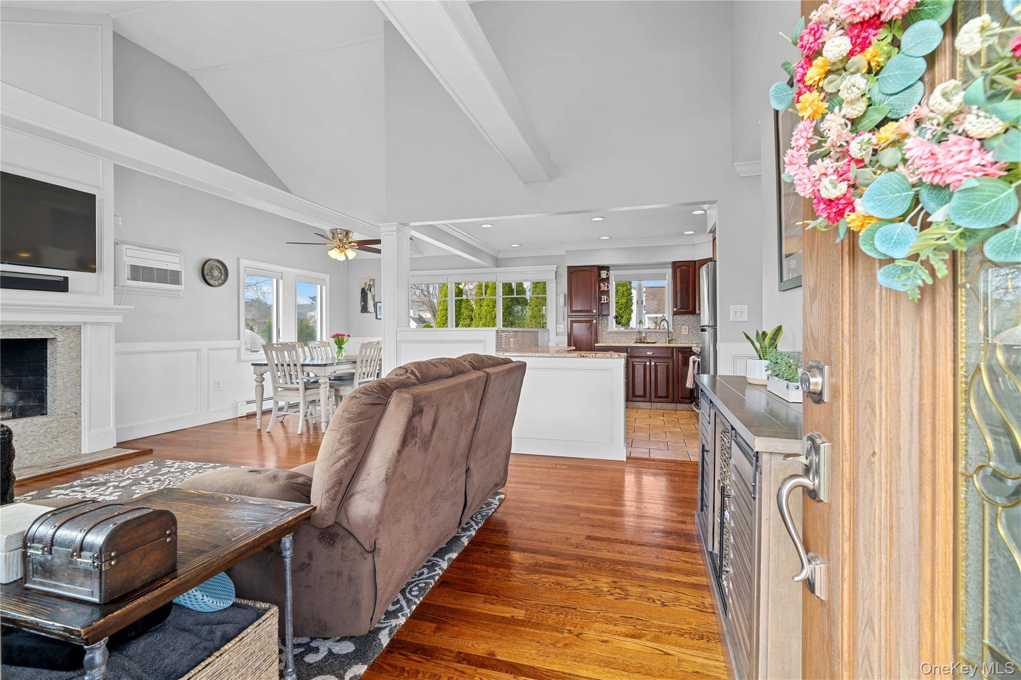 261 N 6th ST, Bethpage, NY 11714