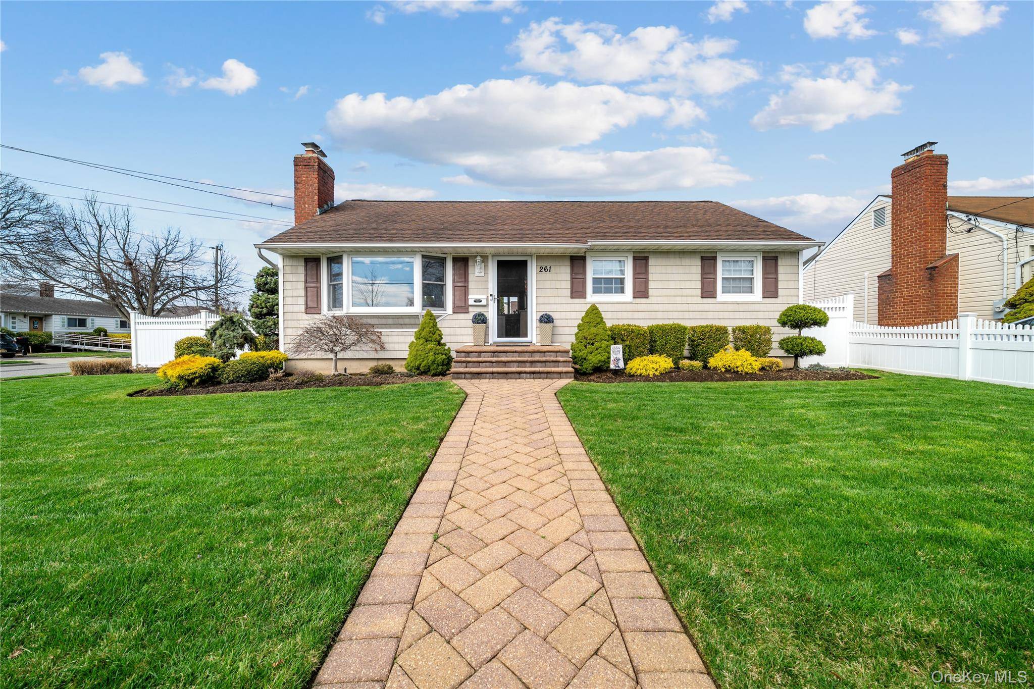 261 N 6th ST, Bethpage, NY 11714