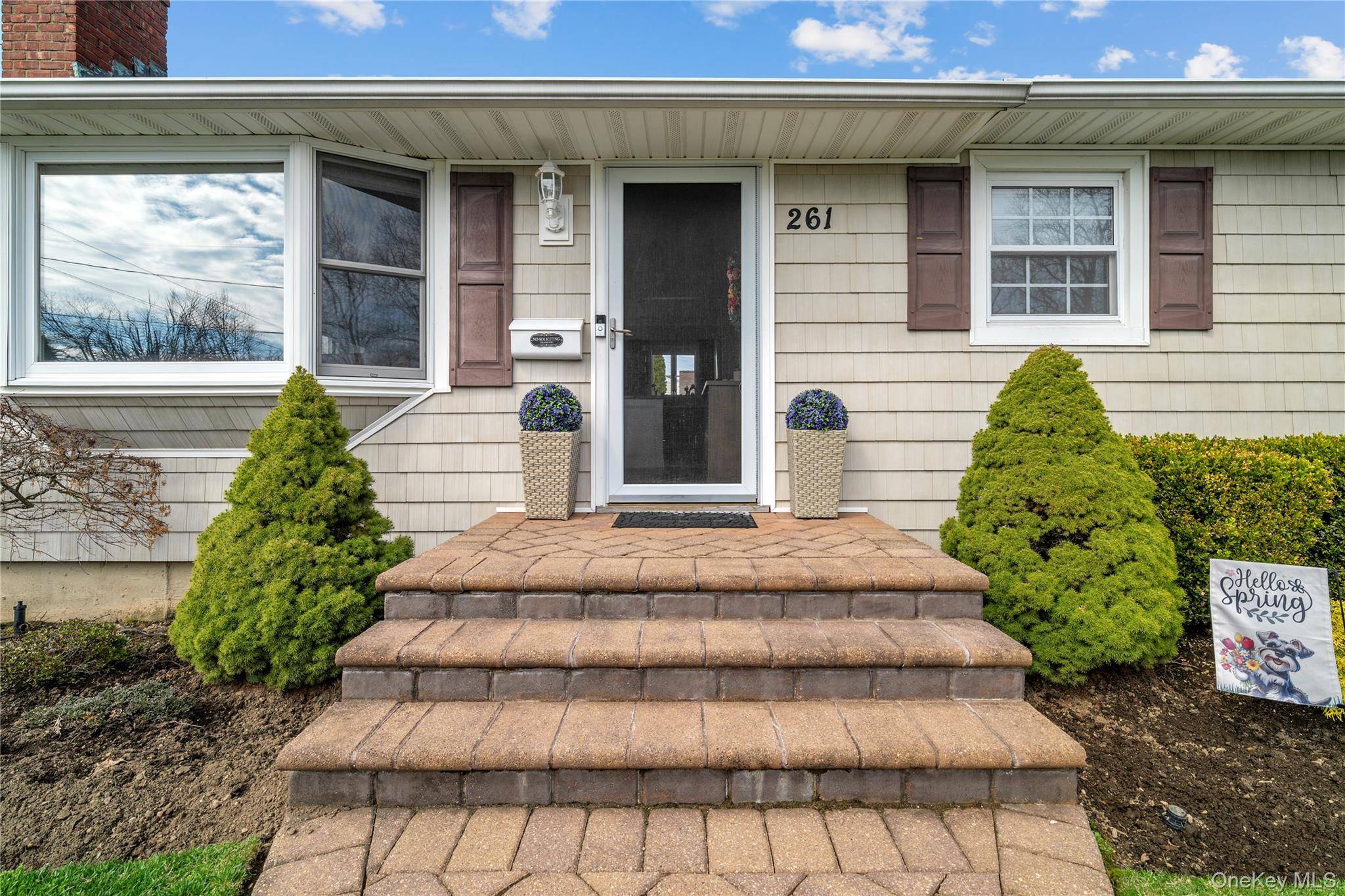 261 N 6th ST, Bethpage, NY 11714
