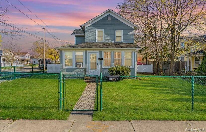 40 Amity ST, Patchogue, NY 11772