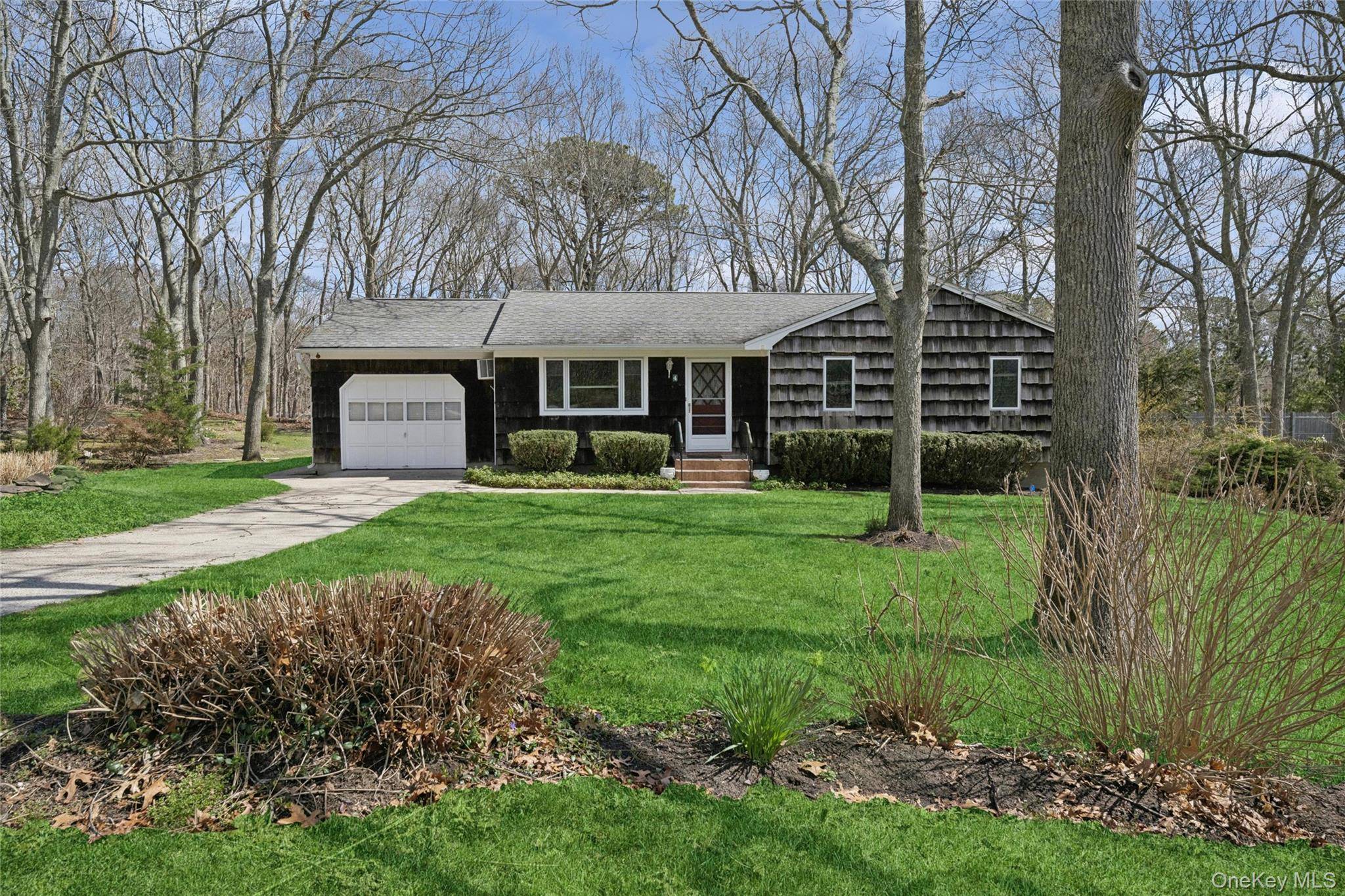 4 Columbine AVE, Hampton Bays, NY 11946