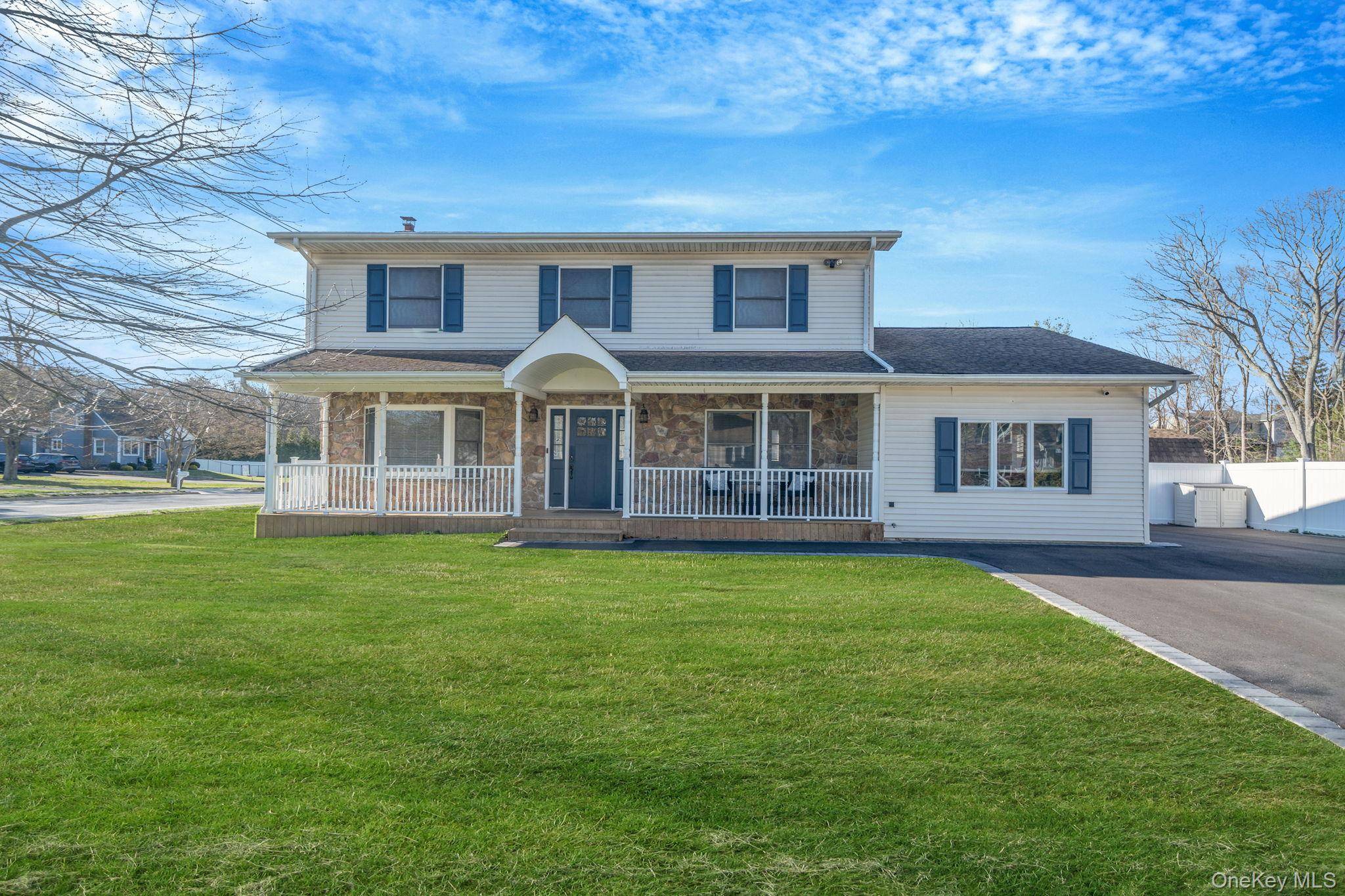 528 Mollie BLVD, Holbrook, NY 11741