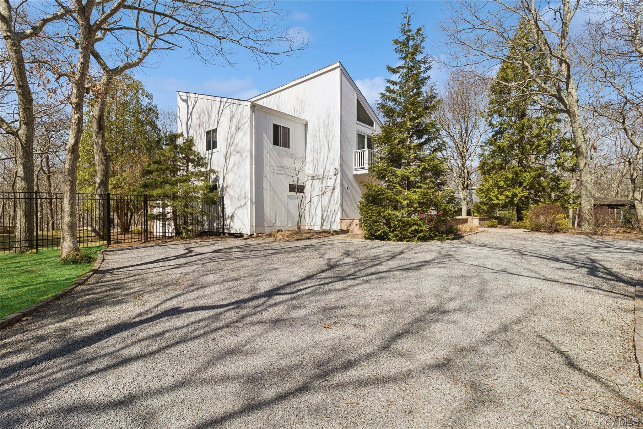 44 Diane DR, East Hampton, NY 11937