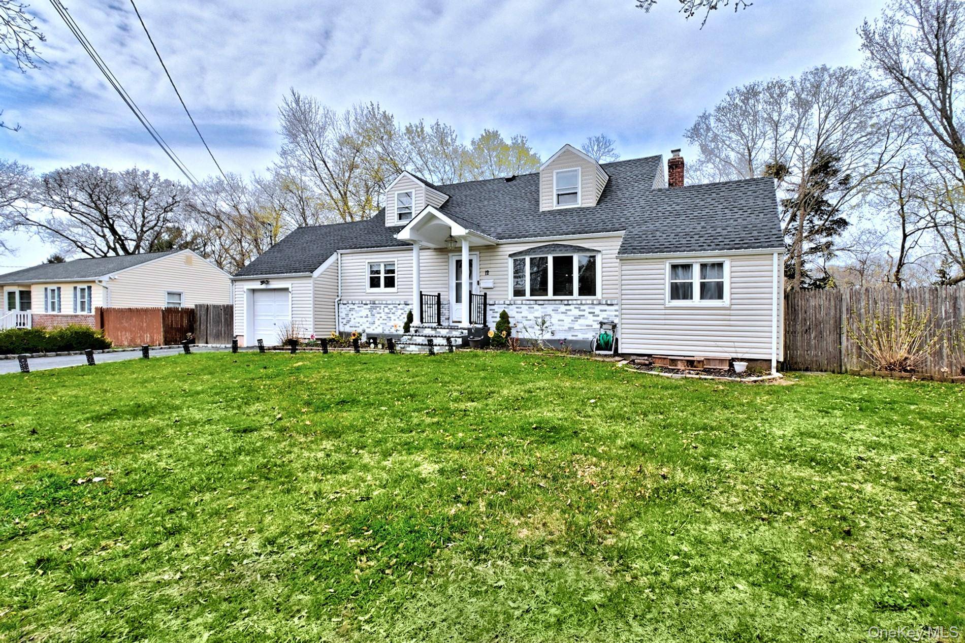 12 Bruce LN, Kings Park, NY 11754