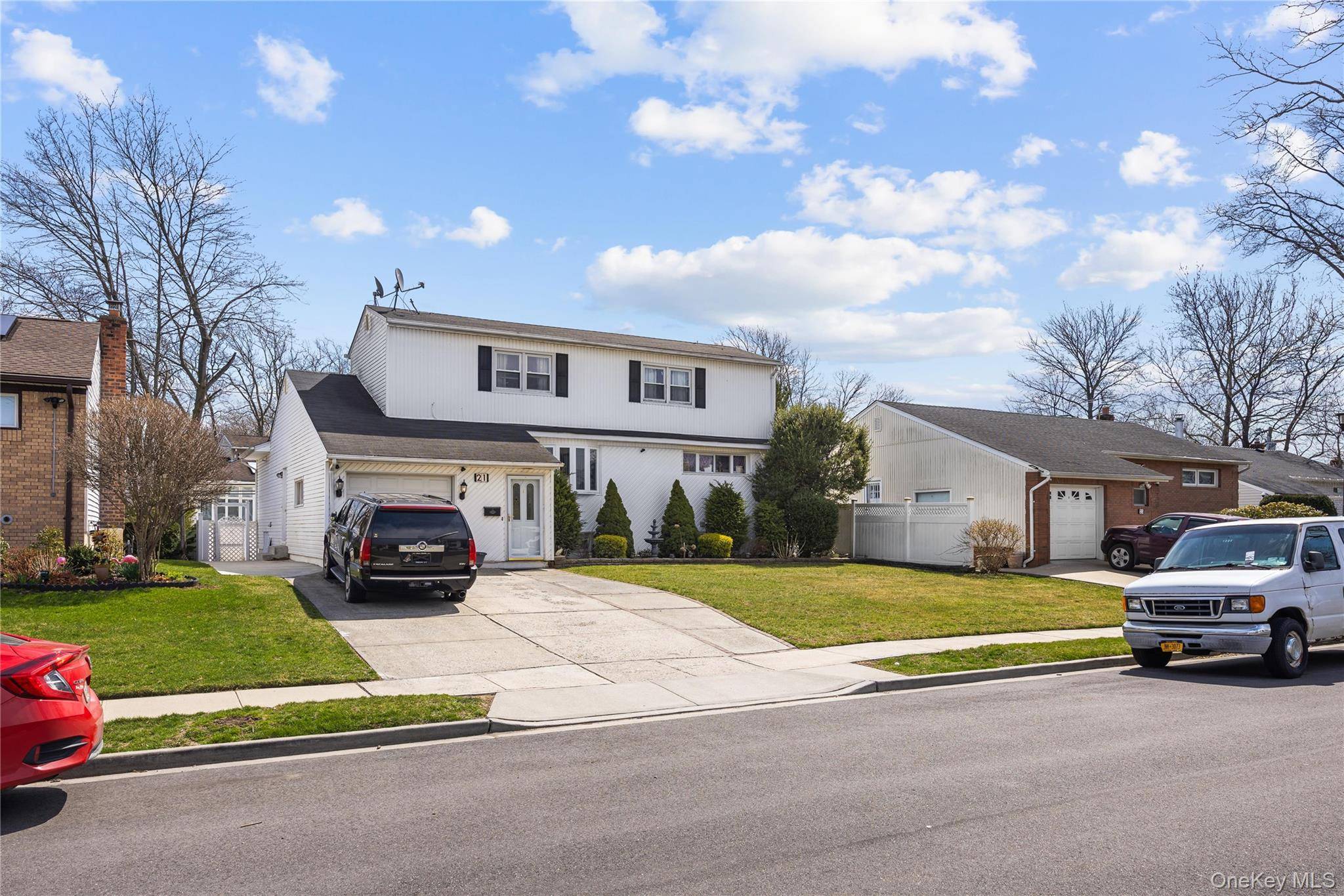 21 Darewood LN, Valley Stream, NY 11581