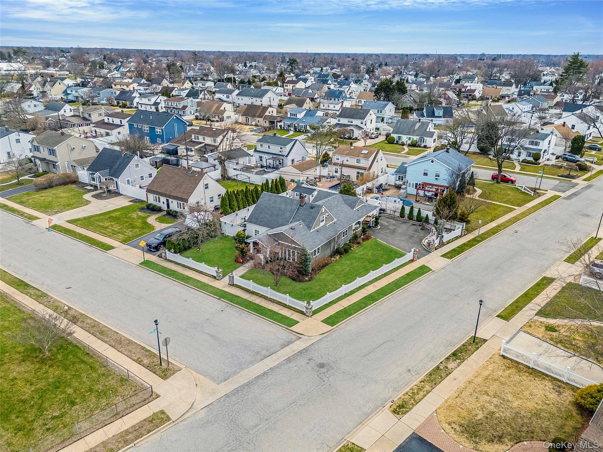 2 Drake LN, Levittown, NY 11756