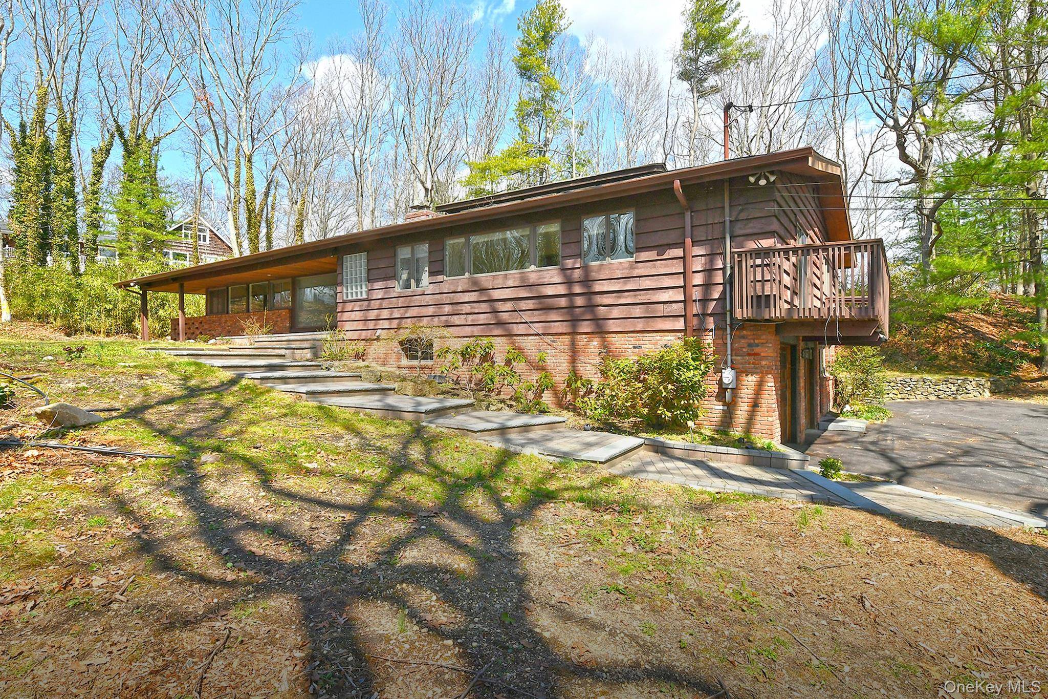 10 Ponderosa DR, Melville, NY 11747