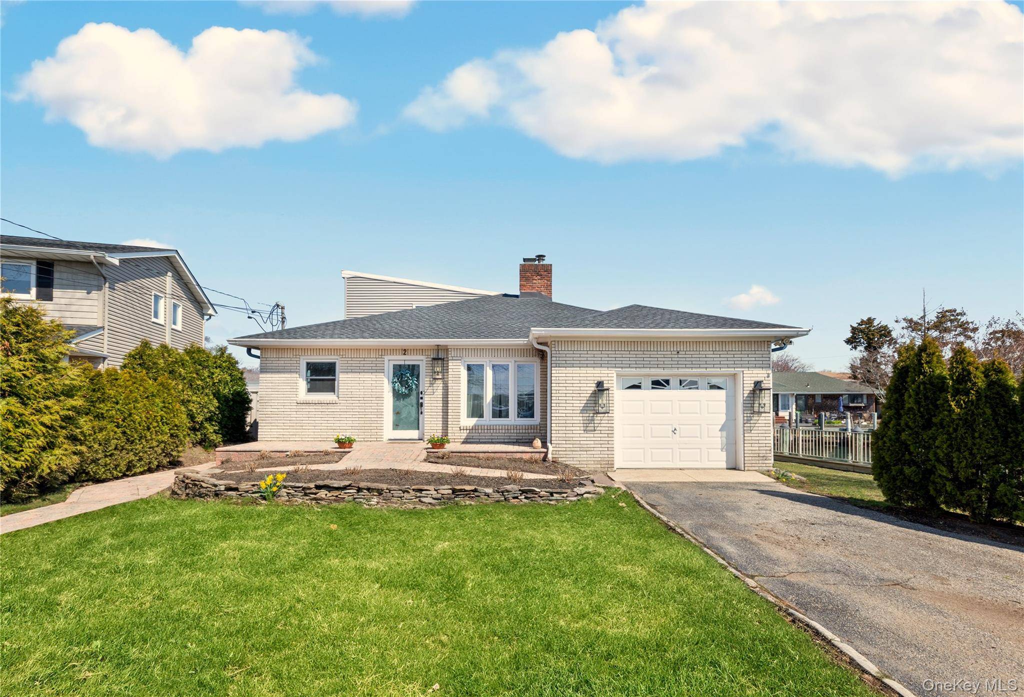 2 E Lido Prom, Lindenhurst, NY 11757