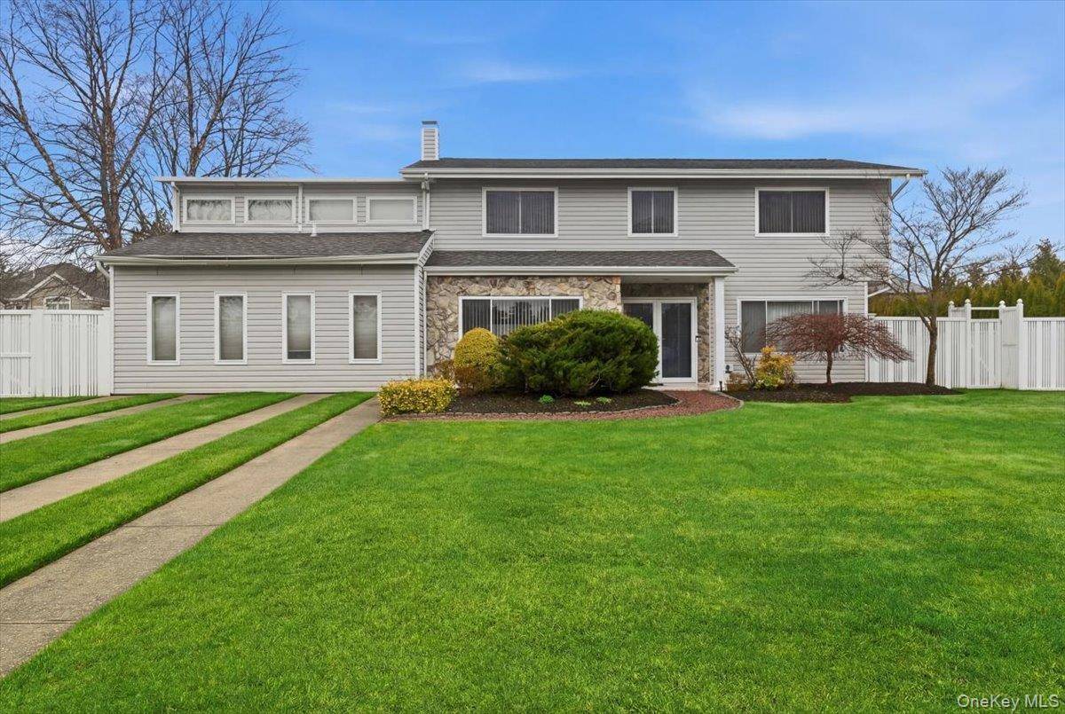 16 Seaway DR, Copiague, NY 11726