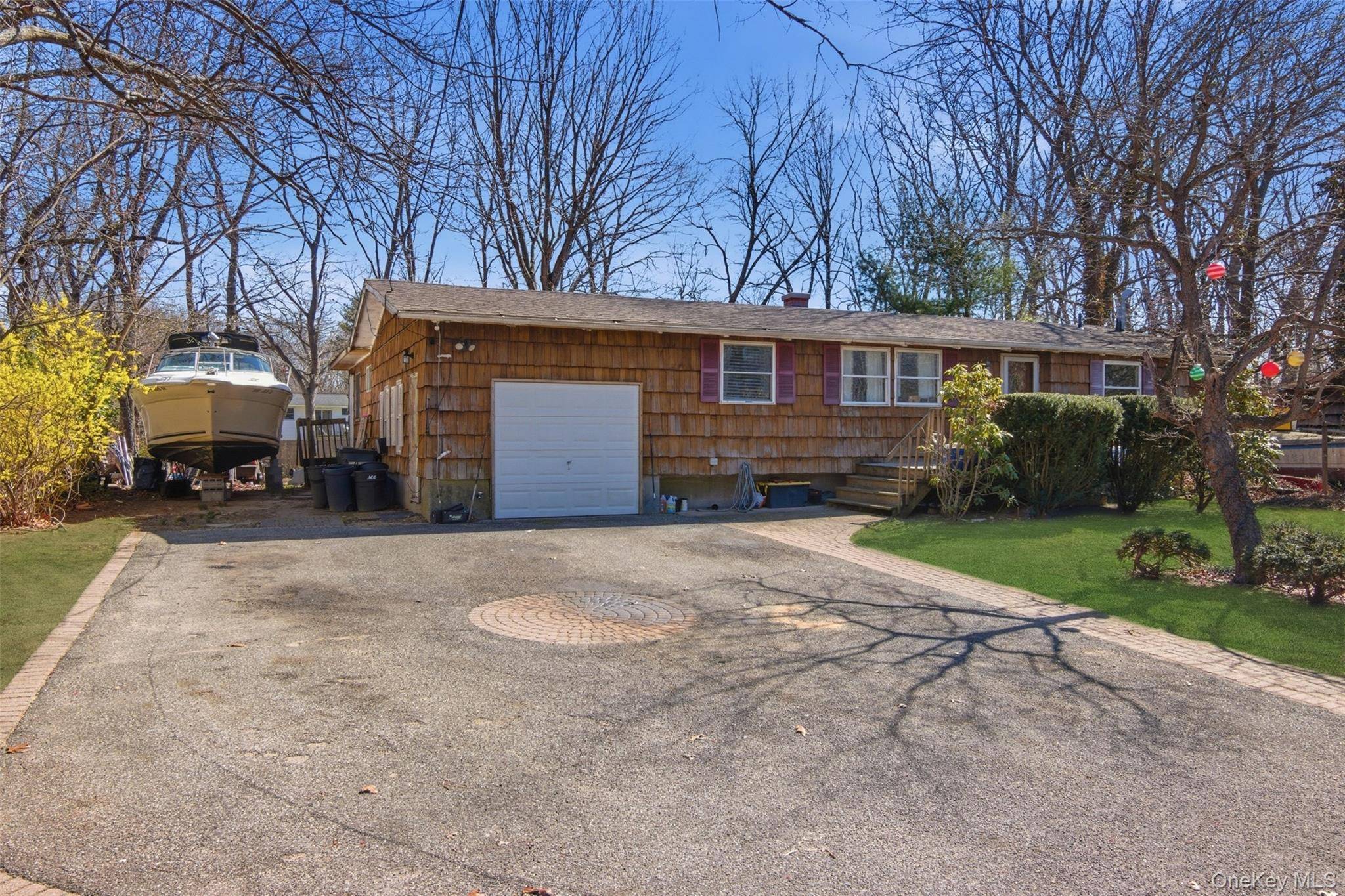 30 Lodge LN, East Setauket, NY 11733