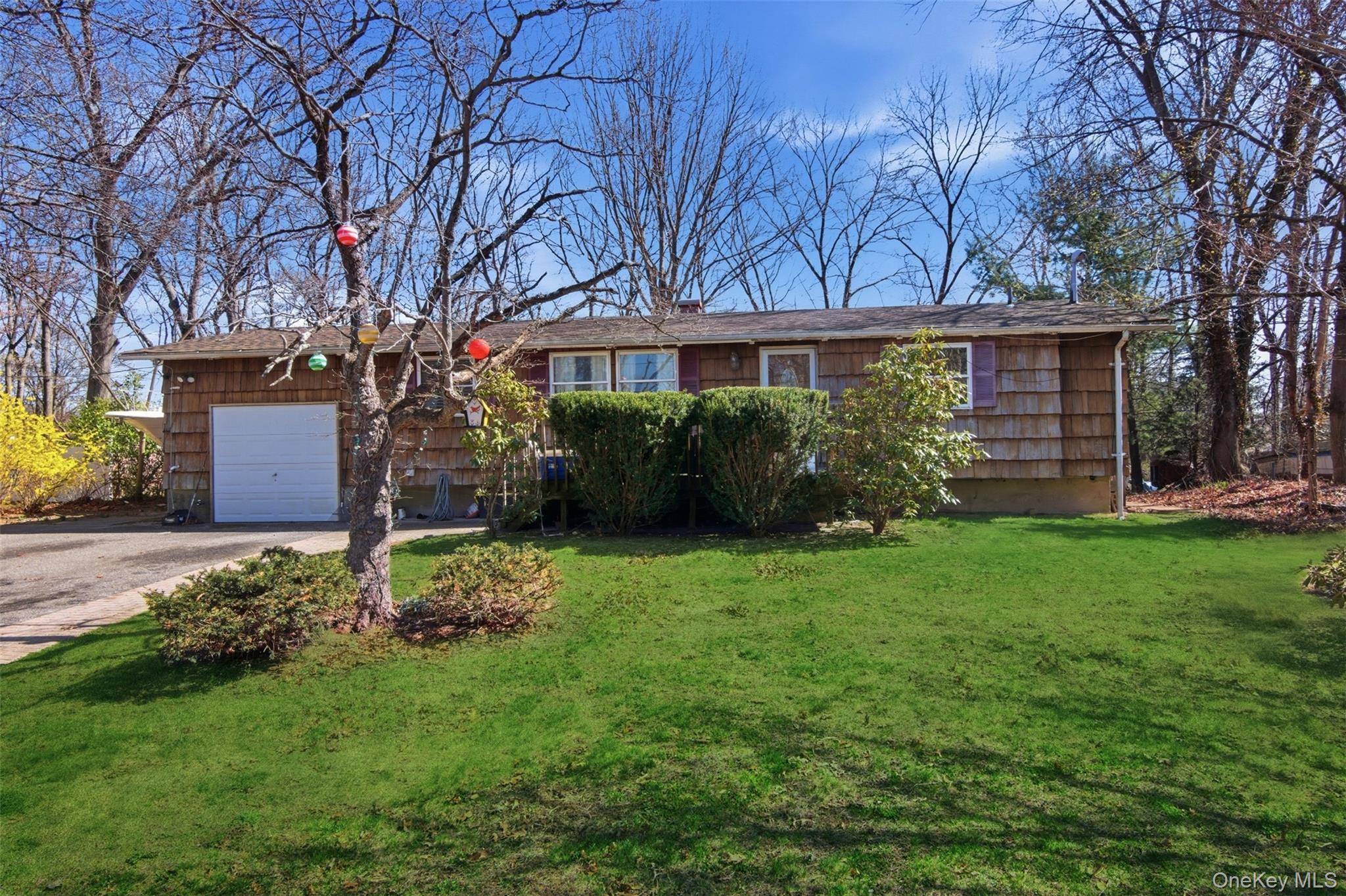 30 Lodge LN, East Setauket, NY 11733