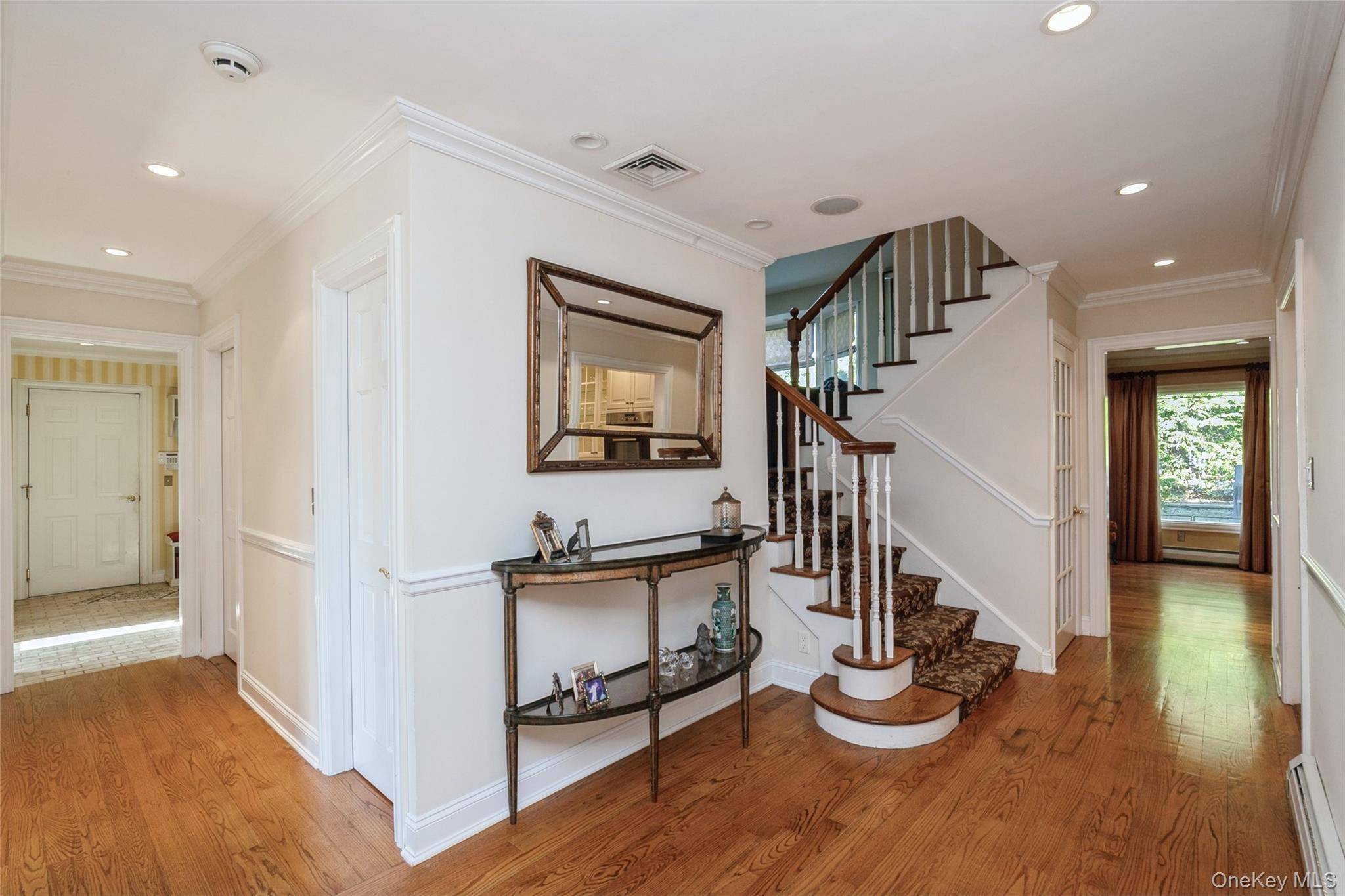 3 Clemson LN, Woodbury, NY 11797