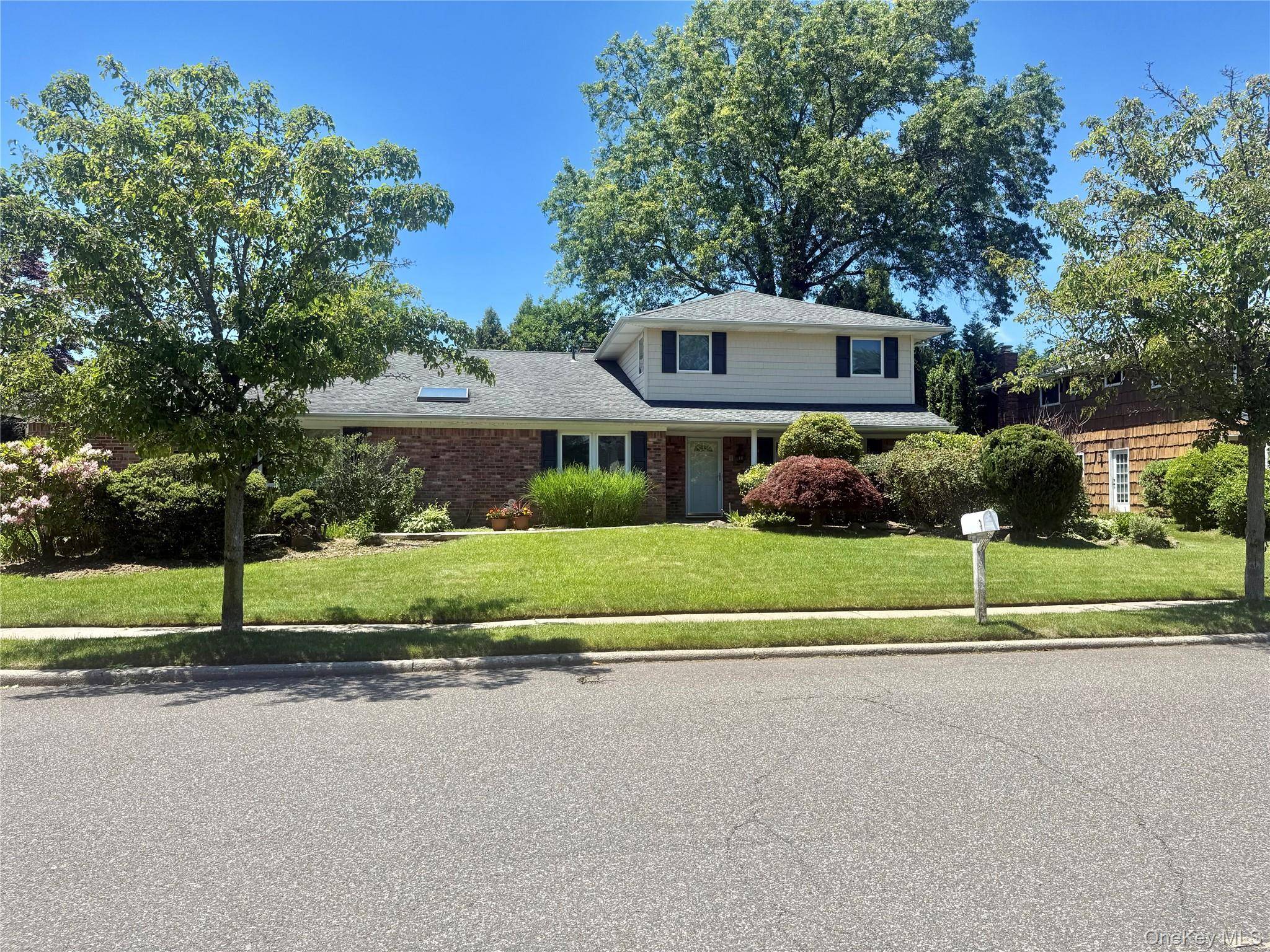 3 Clemson LN, Woodbury, NY 11797