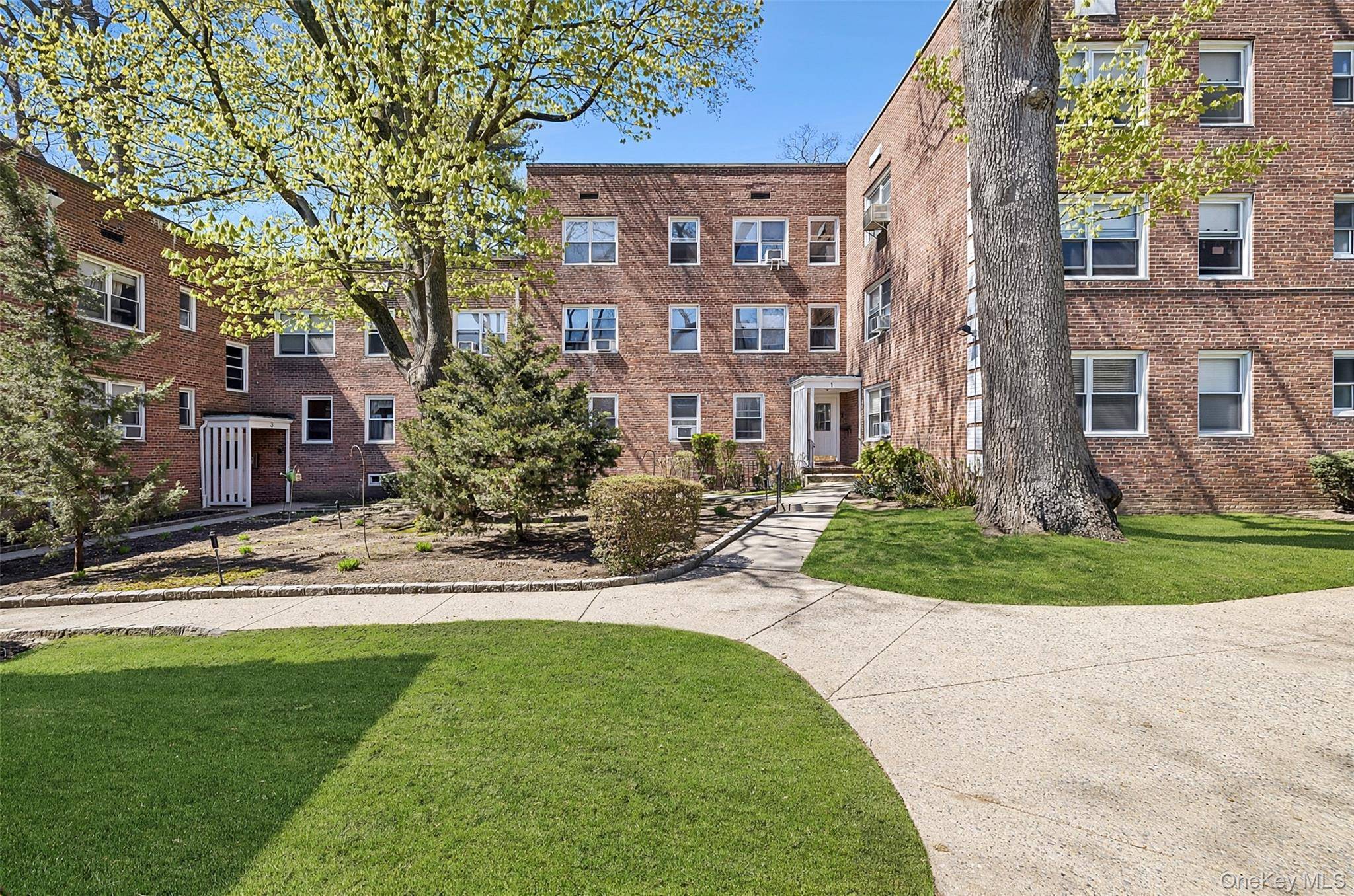 1 Edwards ST #3C, Roslyn Heights, NY 11577