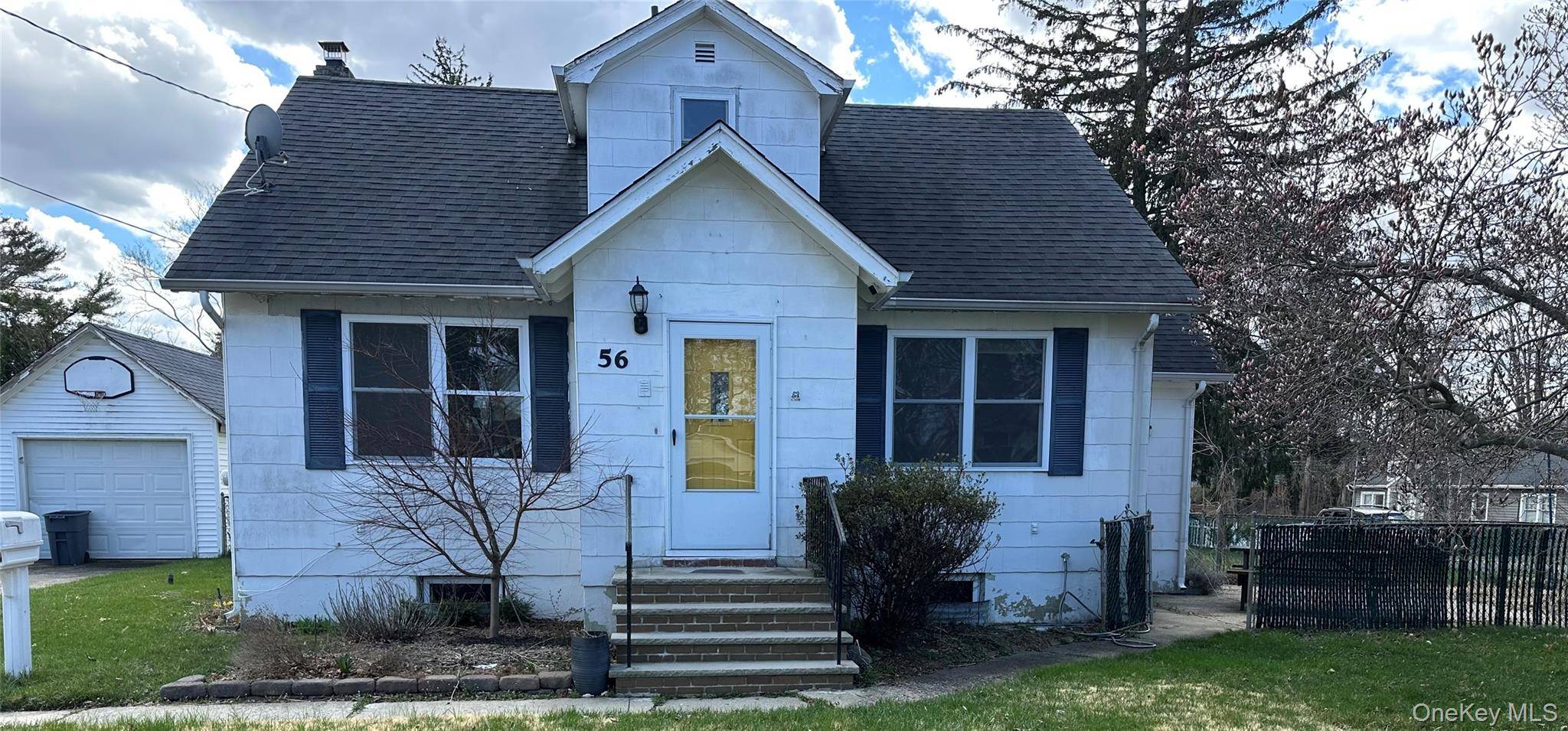56 Waverly AVE, Smithtown, NY 11787