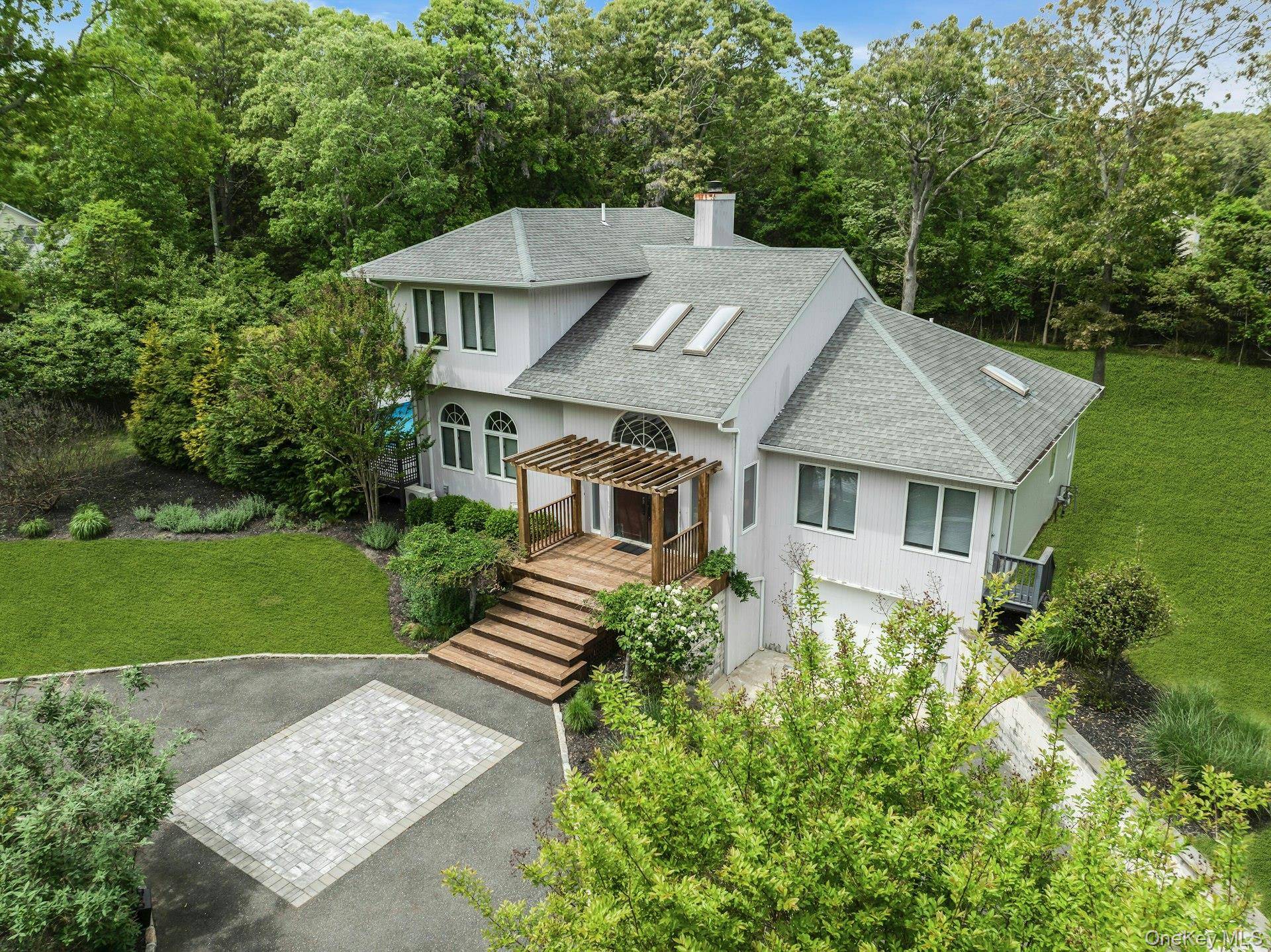 35 Bay AVE, Hampton Bays, NY 11946