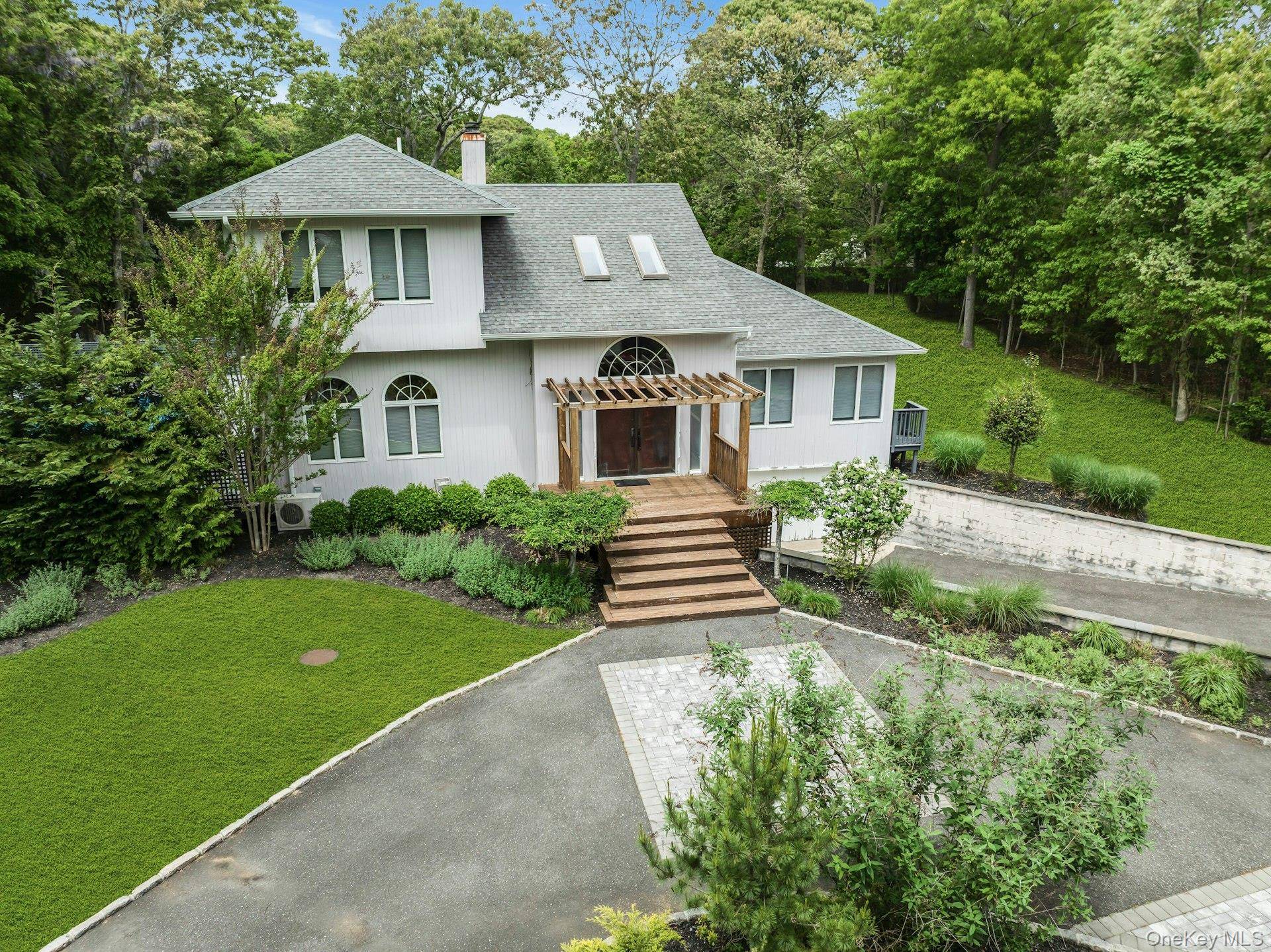 35 Bay AVE, Hampton Bays, NY 11946