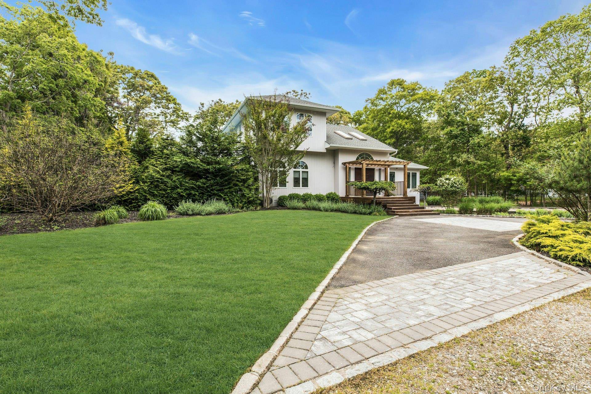 35 Bay AVE, Hampton Bays, NY 11946