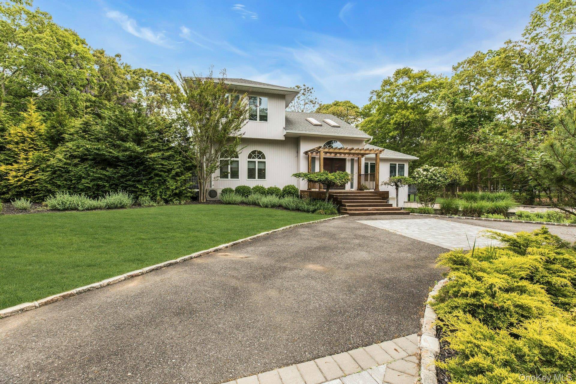 35 Bay AVE, Hampton Bays, NY 11946
