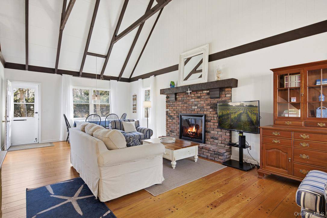 3 Foster AVE, Hampton Bays, NY 11946